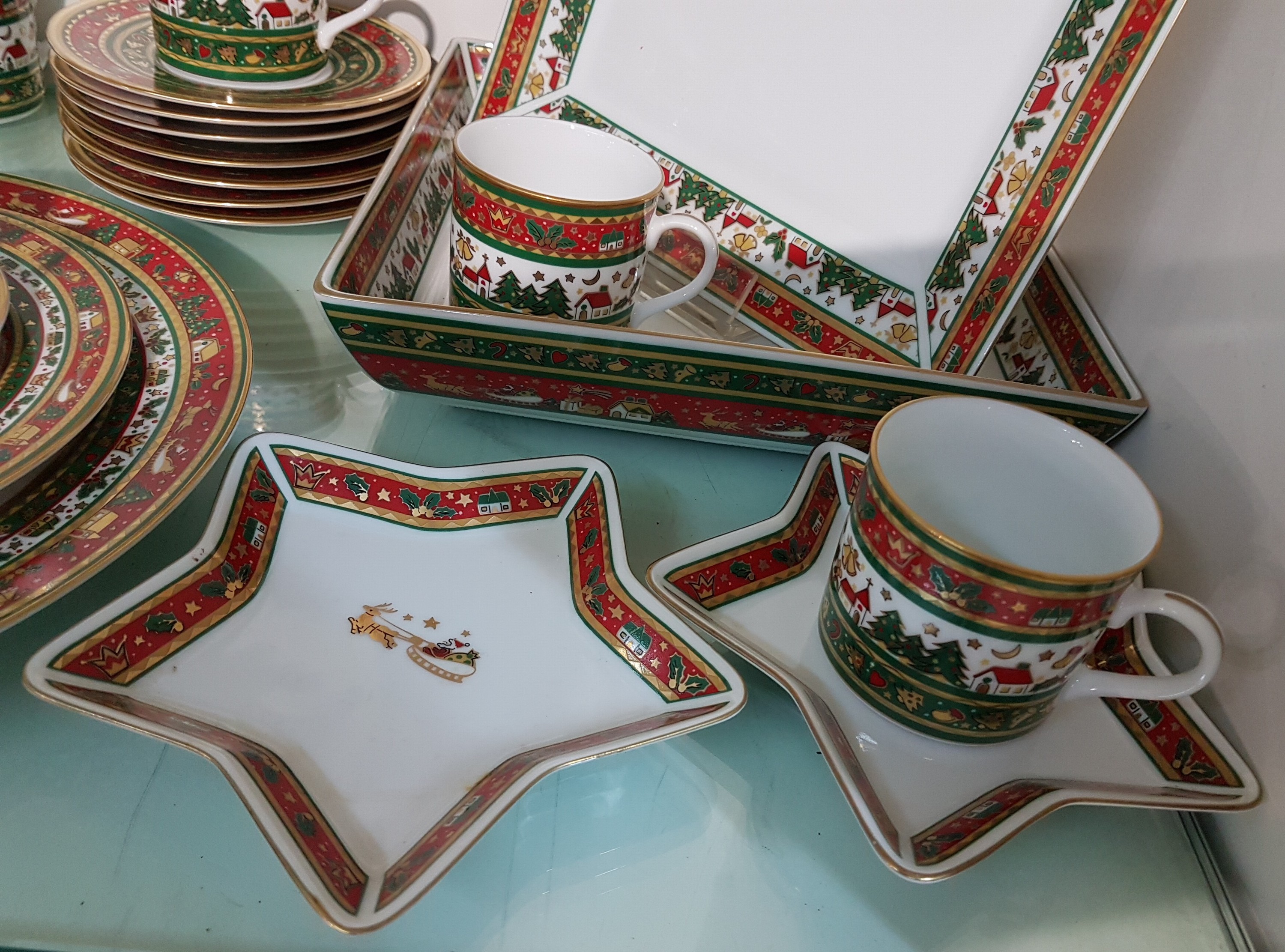 Detail e: Weihnachtsservice/Kaffeeservice, Japan, Maebata, für 11 Personen, Porzellan, umlaufender Weihnachtsdekor in Rot, Grün und Gold: Kaffeekanne, 12 ...
