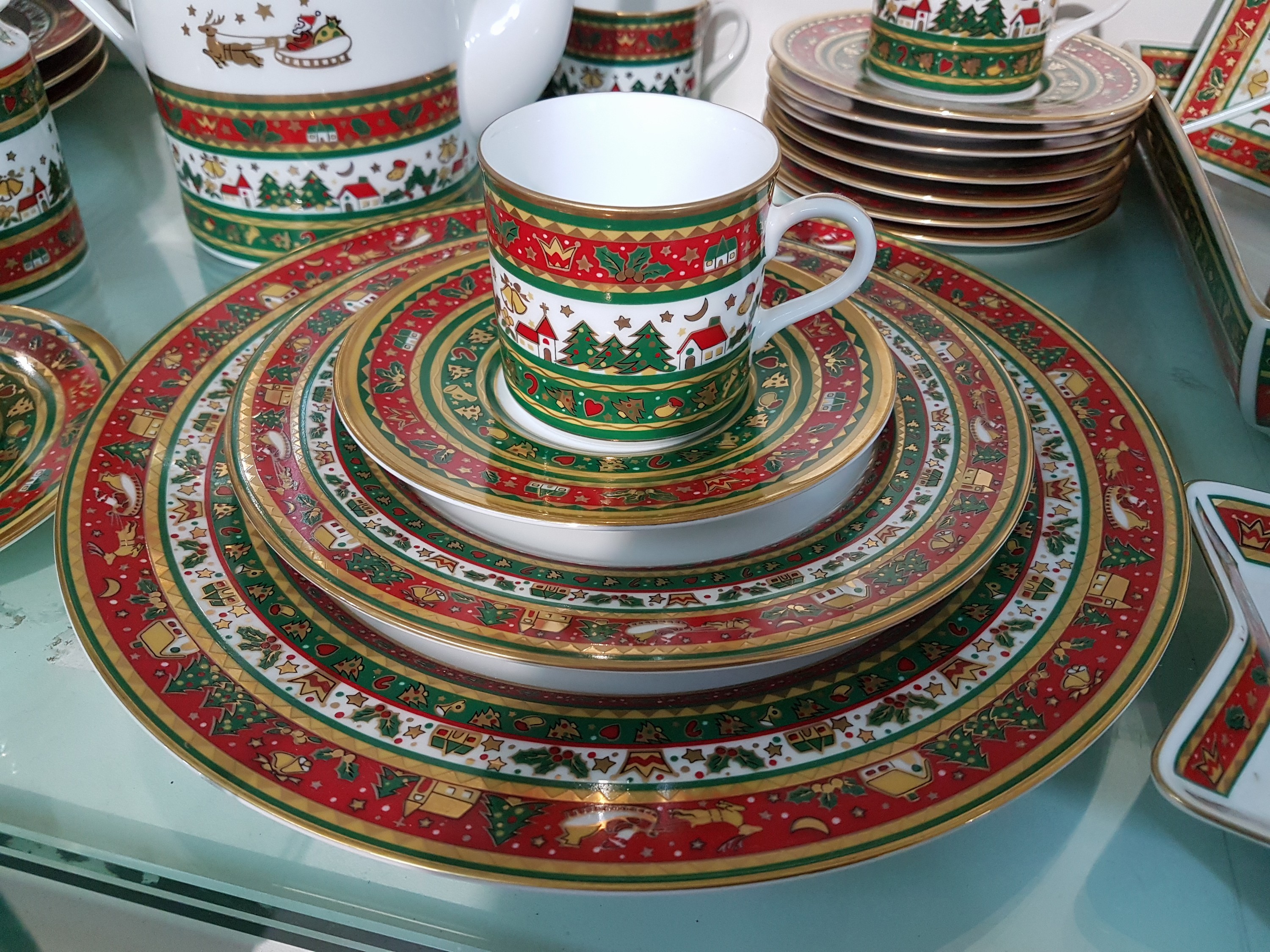 Detail f: Weihnachtsservice/Kaffeeservice, Japan, Maebata, für 11 Personen, Porzellan, umlaufender Weihnachtsdekor in Rot, Grün und Gold: Kaffeekanne, 12 ...