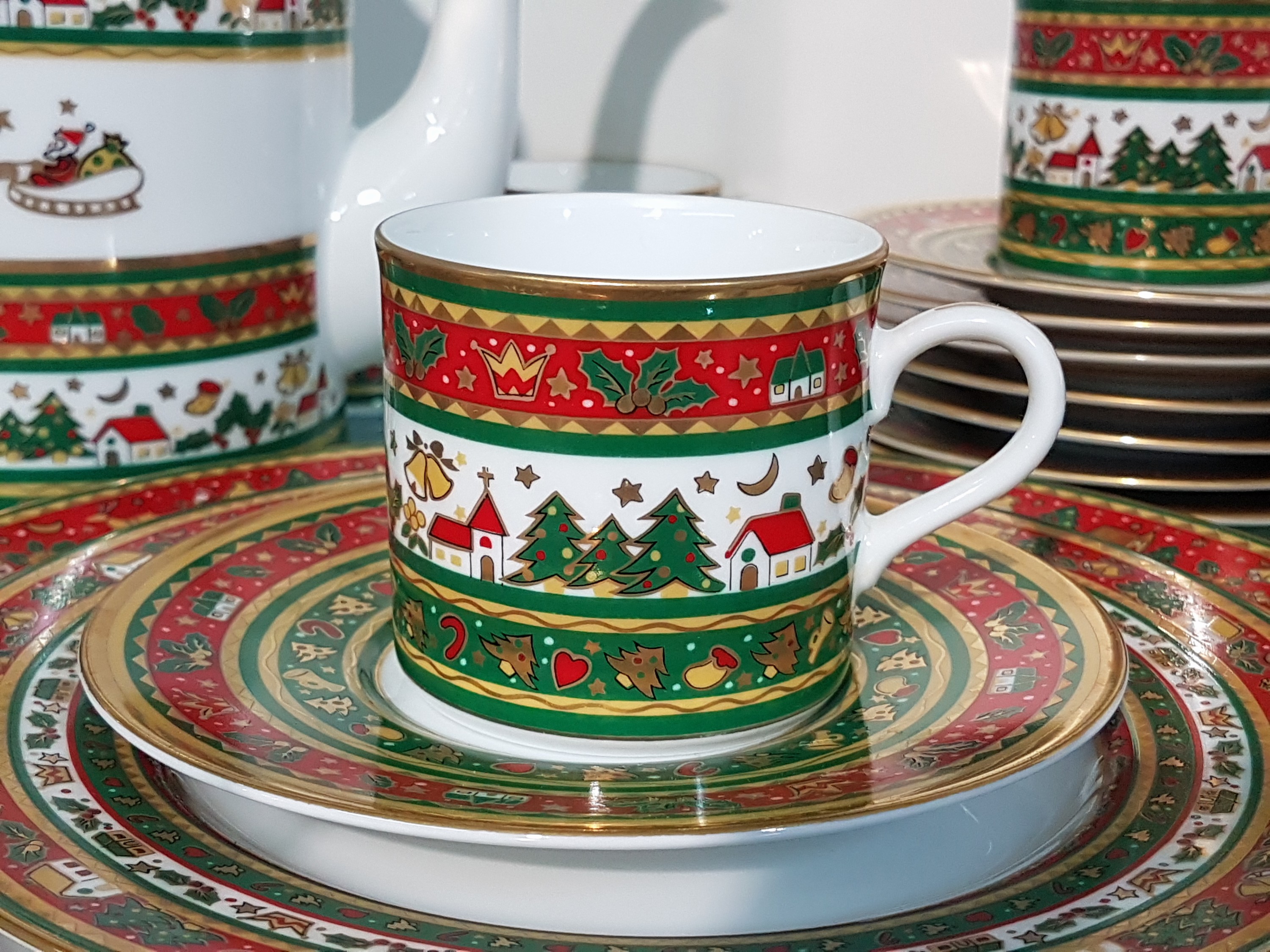 Detail g: Weihnachtsservice/Kaffeeservice, Japan, Maebata, für 11 Personen, Porzellan, umlaufender Weihnachtsdekor in Rot, Grün und Gold: Kaffeekanne, 12 ...