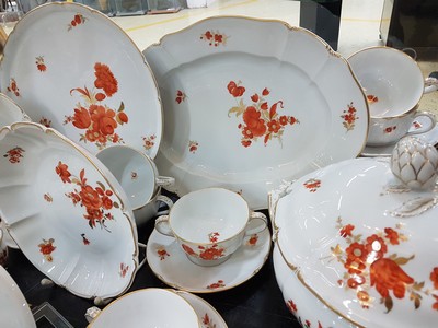 27005863b - Umfangreiches Speise- und Kaffeeservice, DekorRokoko, Nymphenburg, Porzellan, eisenroter ...