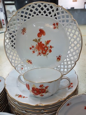 27005863c - Umfangreiches Speise- und Kaffeeservice, DekorRokoko, Nymphenburg, Porzellan, eisenroter ...