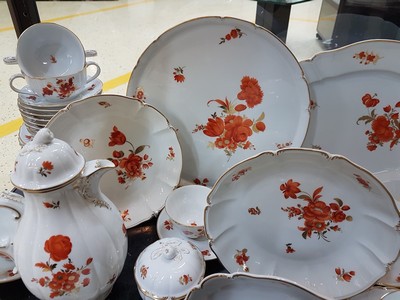27005863h - Umfangreiches Speise- und Kaffeeservice, DekorRokoko, Nymphenburg, Porzellan, eisenroter ...