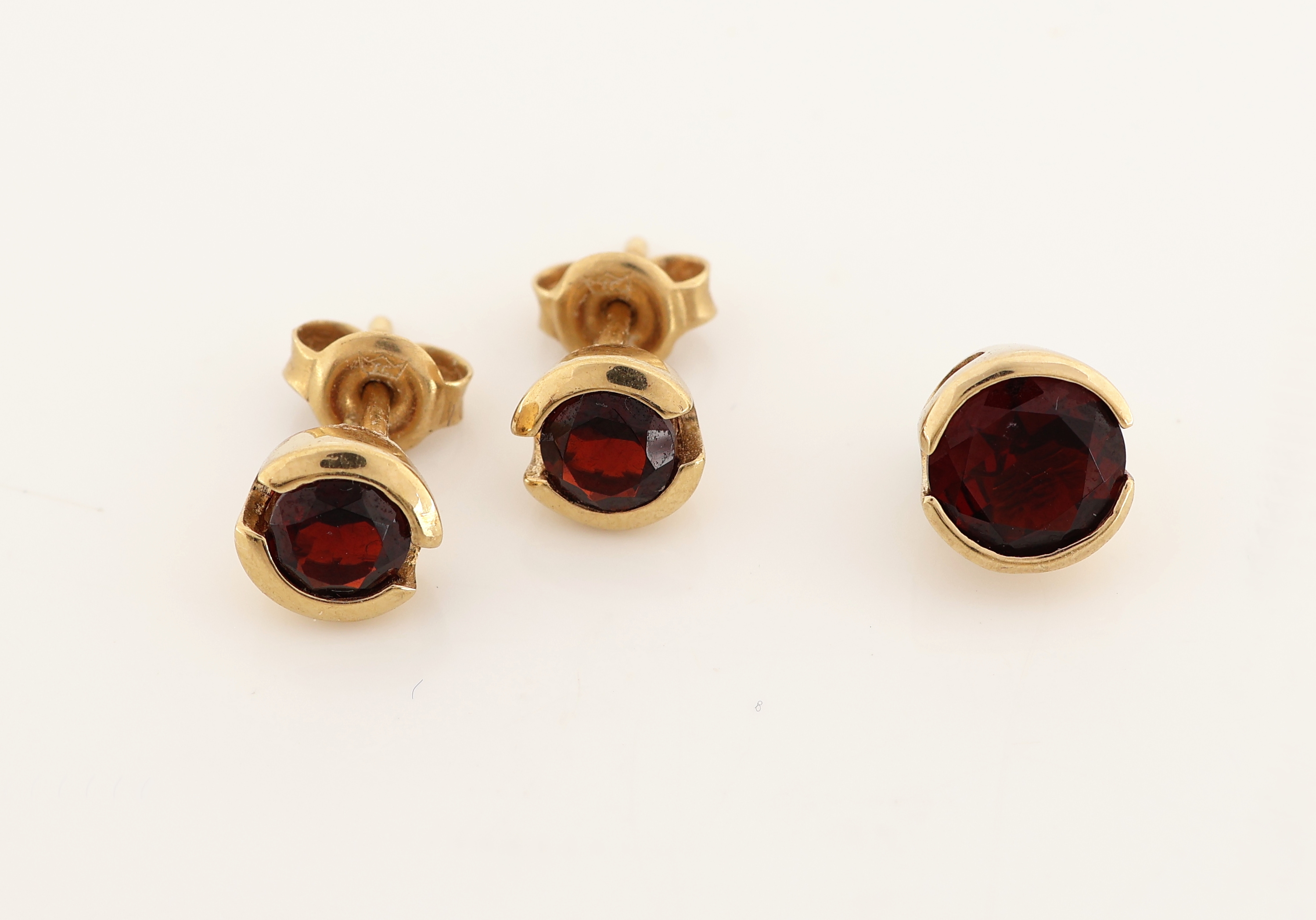14 kt Gold Granat-Schmuckset, GG 585/000, best. aus: Anhänger und Paar Ohrstecker, rundfacett. Granate, ca. 2.9 g