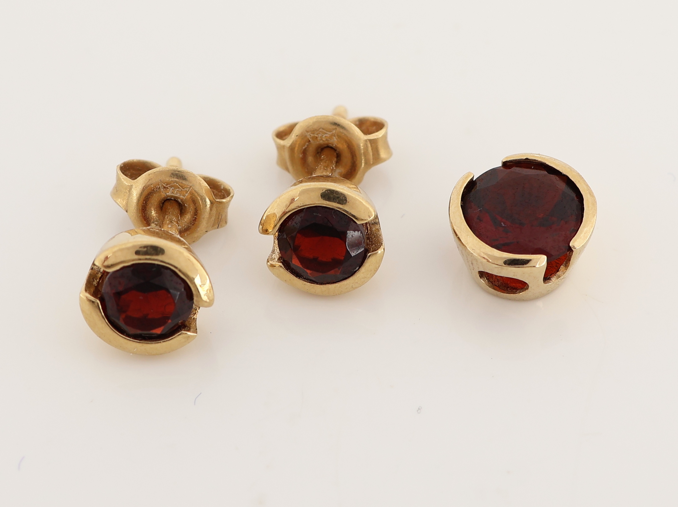 Detail a: 14 kt Gold Granat-Schmuckset, GG 585/000, best. aus: Anhänger und Paar Ohrstecker, rundfacett. Granate, ca. 2.9 g