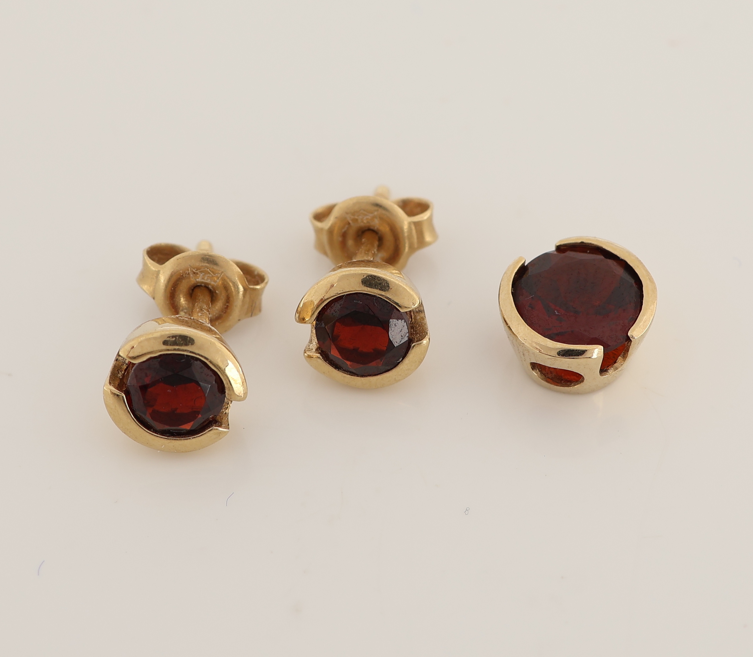 Detail b: 14 kt Gold Granat-Schmuckset, GG 585/000, best. aus: Anhänger und Paar Ohrstecker, rundfacett. Granate, ca. 2.9 g
