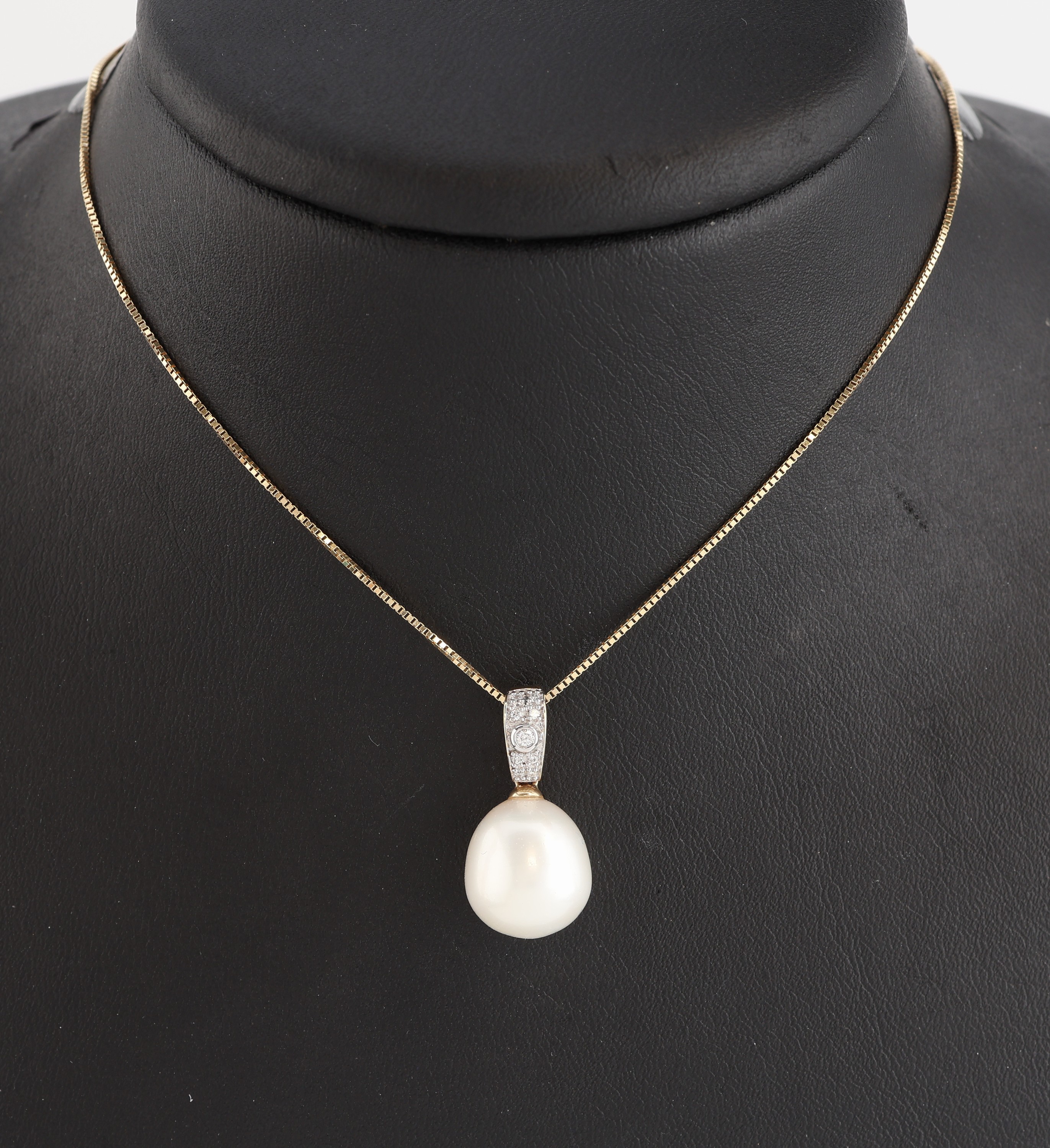 14 kt Gold Perl-Brillant-Clipanhänger, GG 585/000, unrunde Zuchtperle, D. ca. 11.2 mm, 9Brillanten zus. ca. 0.10 ct Weiß/si, an Kette,GG 585/000, ...