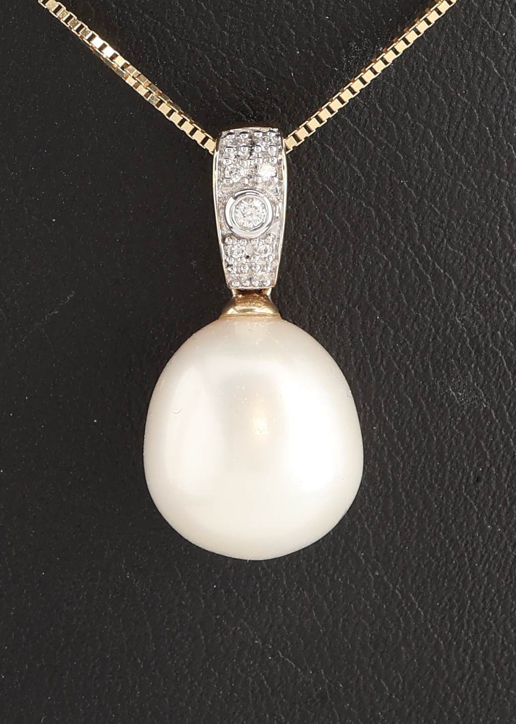 Detail a: 14 kt Gold Perl-Brillant-Clipanhänger, GG 585/000, unrunde Zuchtperle, D. ca. 11.2 mm, 9Brillanten zus. ca. 0.10 ct Weiß/si, an Kette,GG 585/000, ...