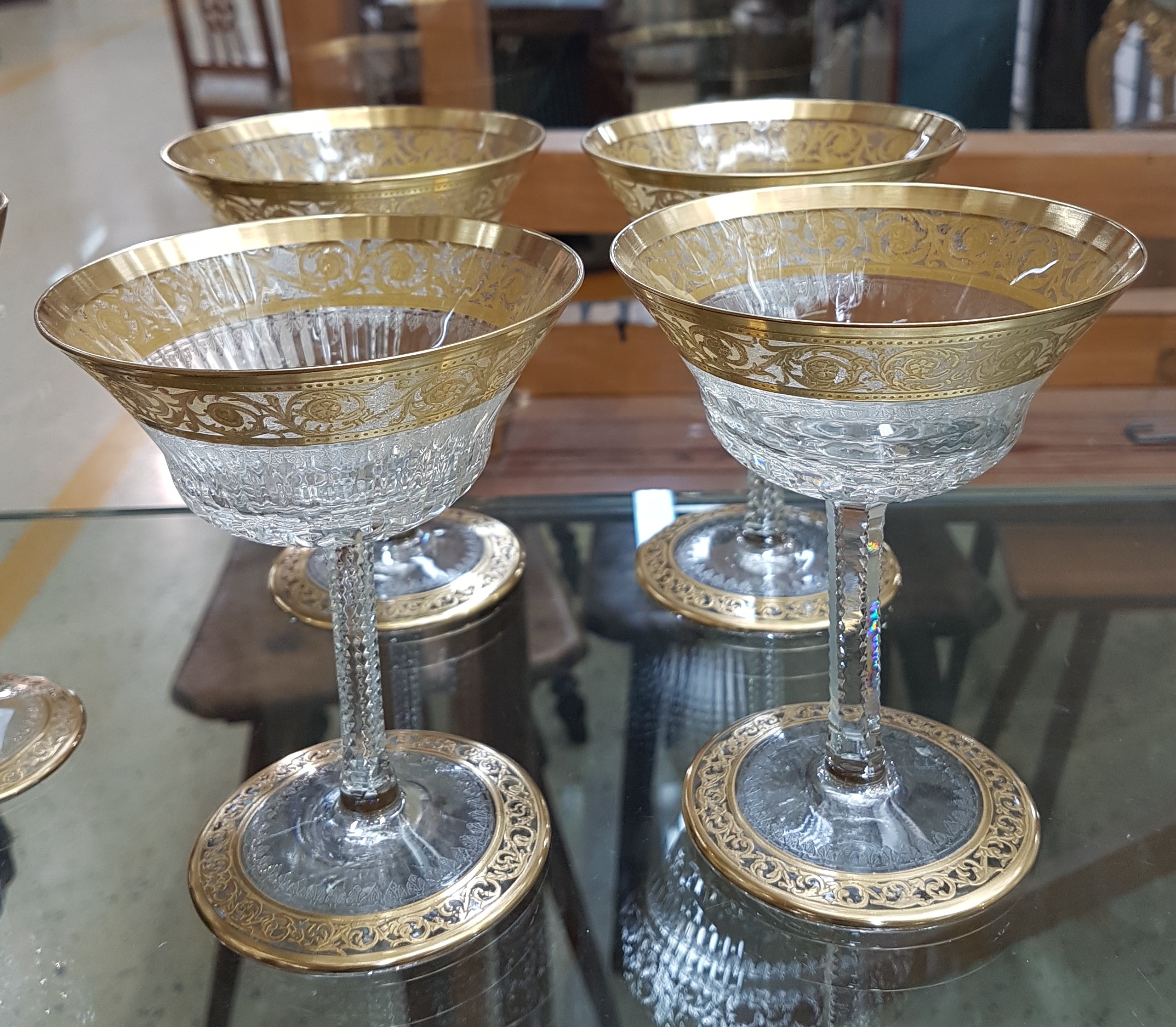 Detail a: 7 Champagnerschalen, Saint Louis, Dekor Thistle, farbloses Kristallglas, breit geätzte Goldbordüre, H. 13 cm