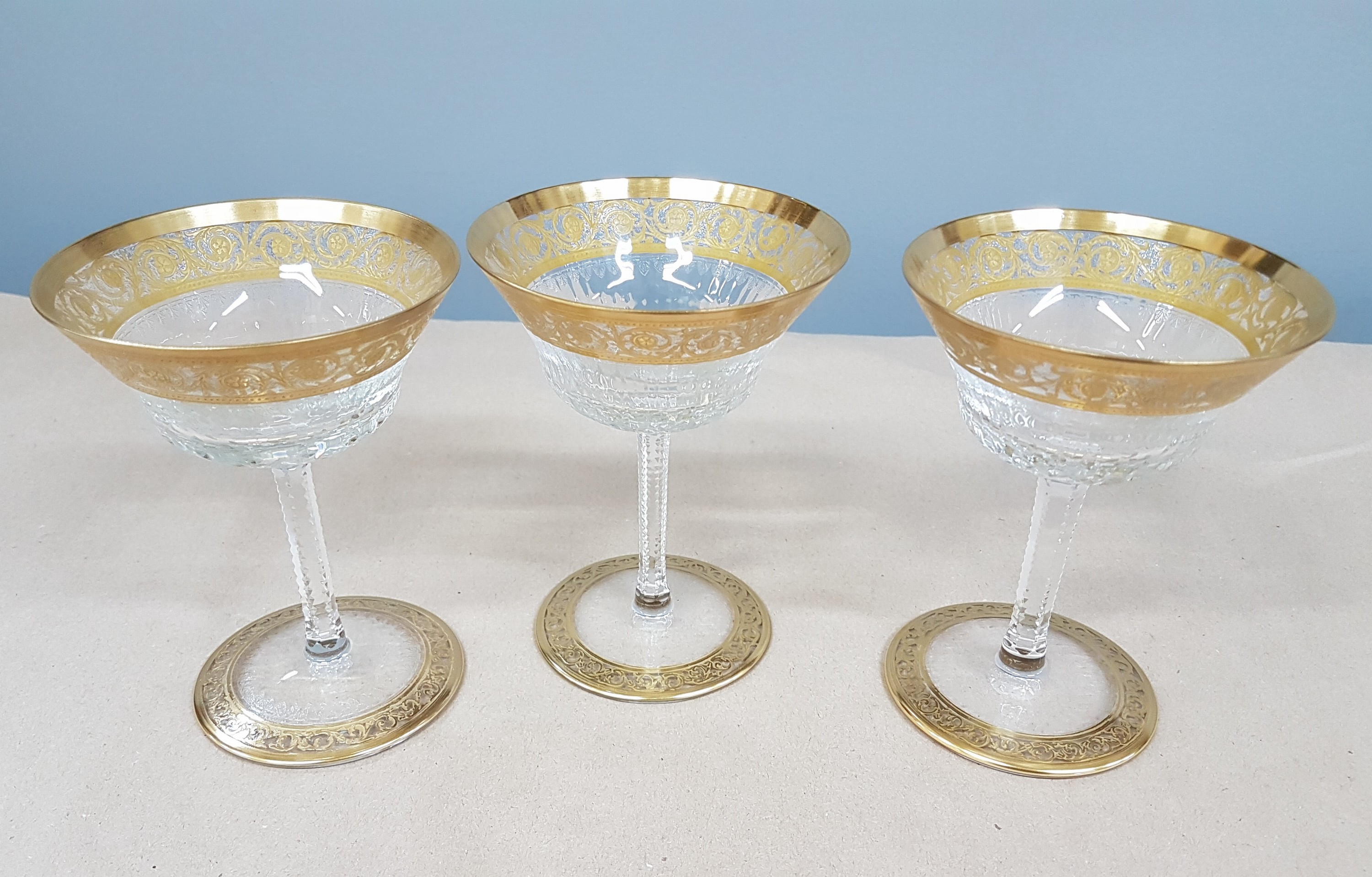 Detail d: 7 Champagnerschalen, Saint Louis, Dekor Thistle, farbloses Kristallglas, breit geätzte Goldbordüre, H. 13 cm