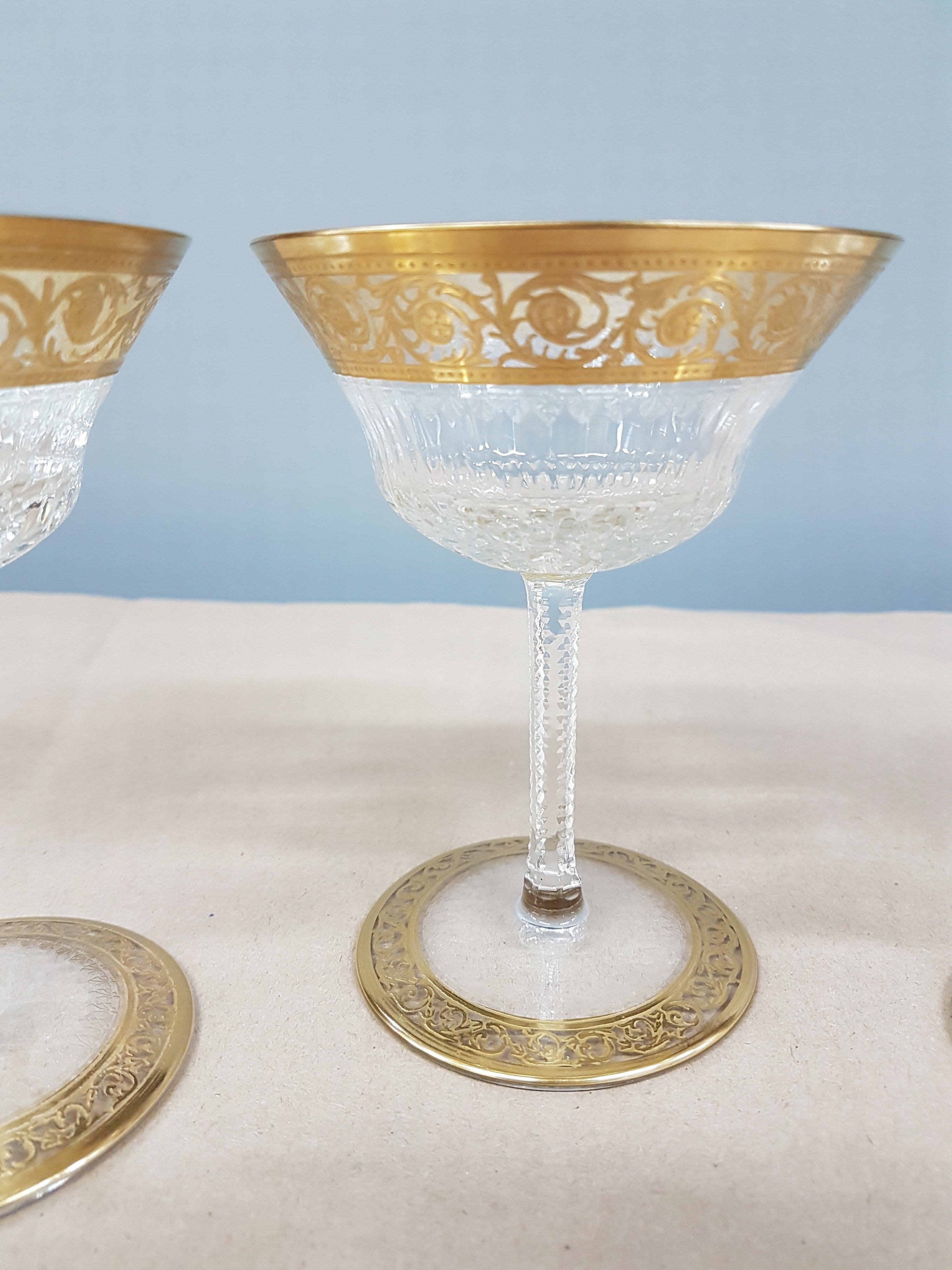 Detail f: 7 Champagnerschalen, Saint Louis, Dekor Thistle, farbloses Kristallglas, breit geätzte Goldbordüre, H. 13 cm