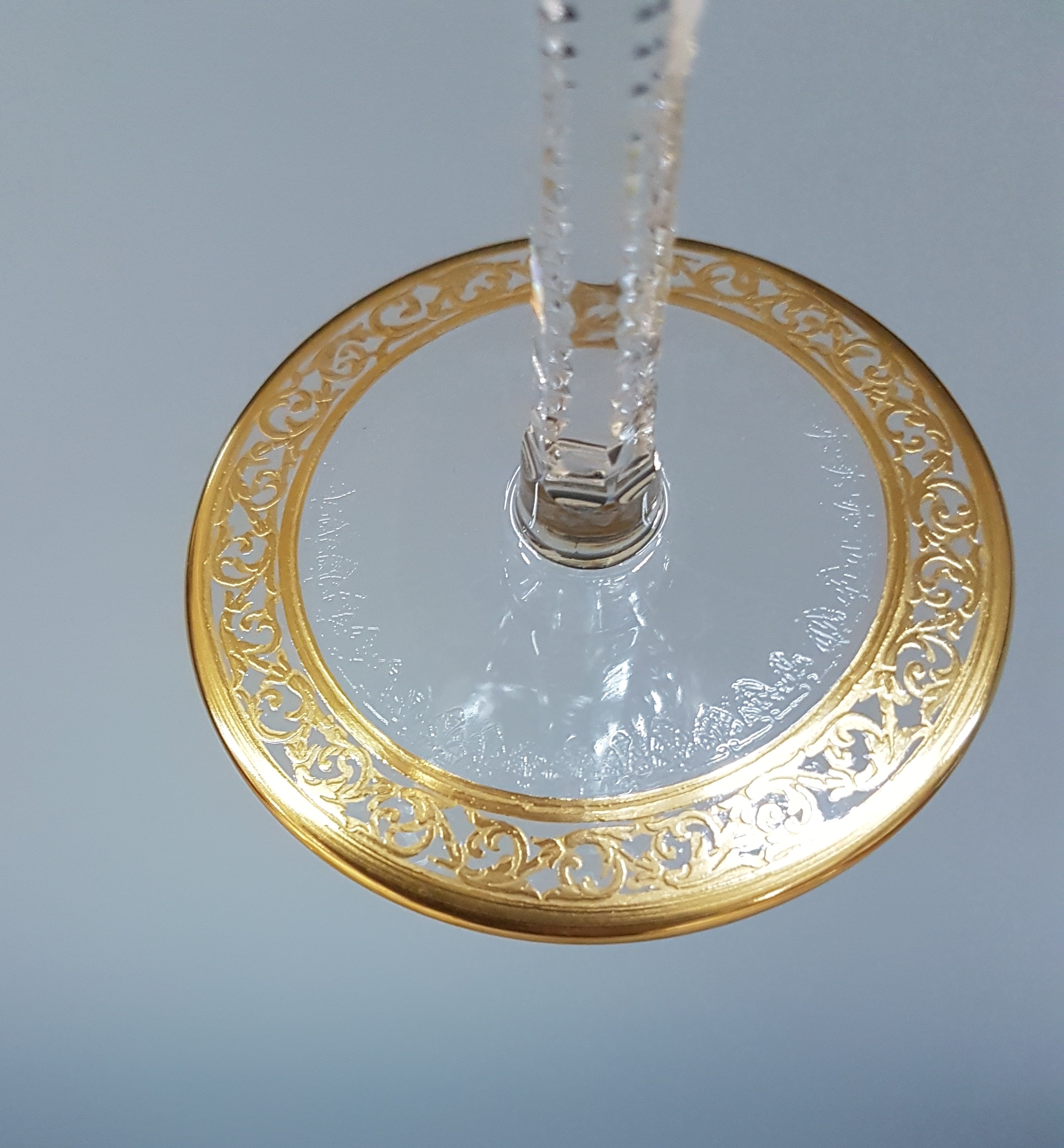 Detail h: 7 Champagnerschalen, Saint Louis, Dekor Thistle, farbloses Kristallglas, breit geätzte Goldbordüre, H. 13 cm