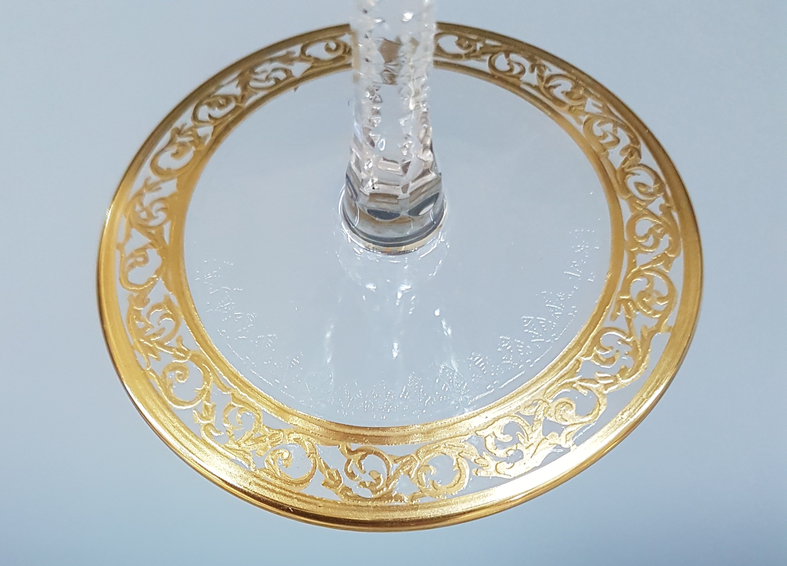 Detail i: 7 Champagnerschalen, Saint Louis, Dekor Thistle, farbloses Kristallglas, breit geätzte Goldbordüre, H. 13 cm