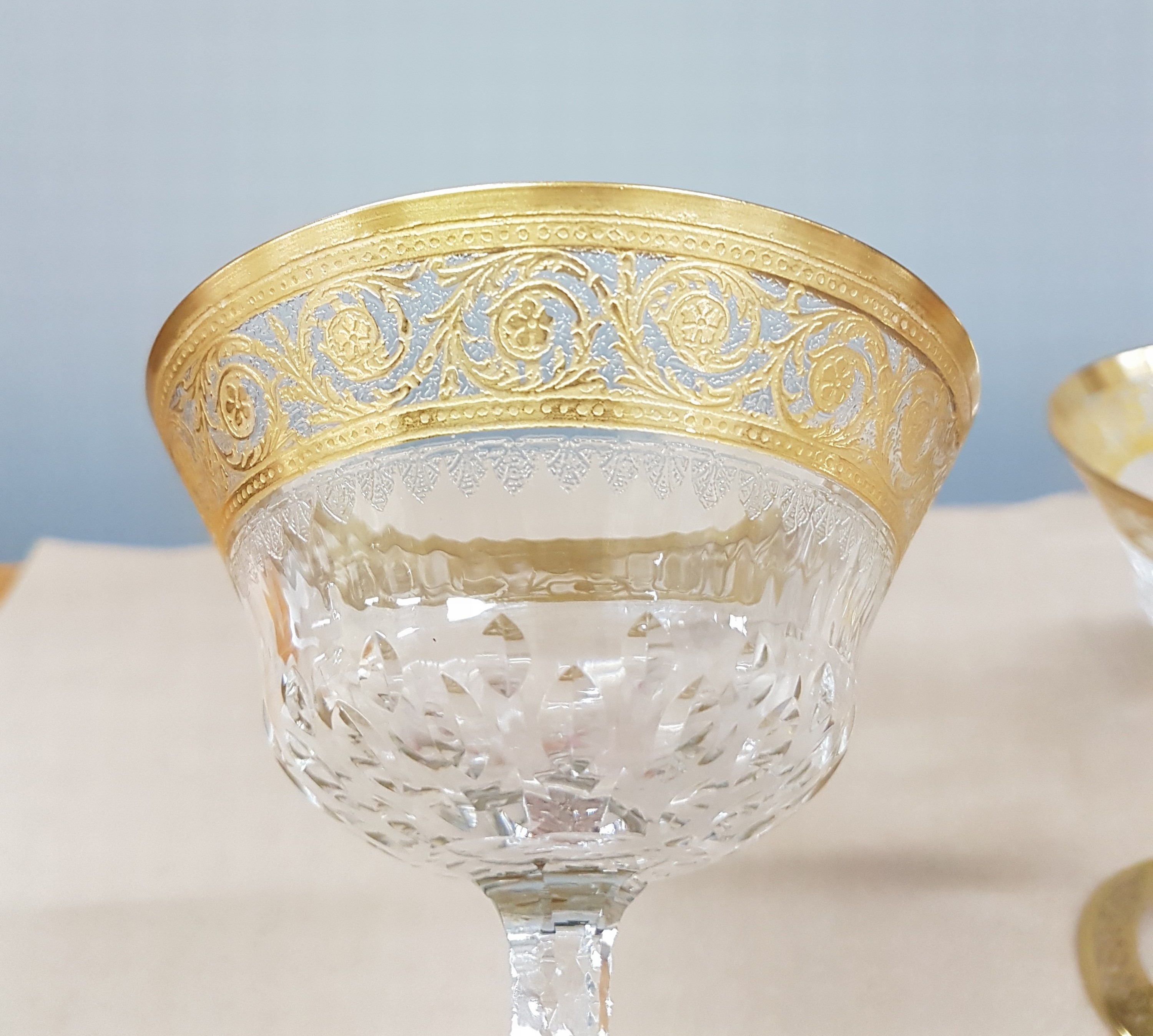 Detail n: 7 Champagnerschalen, Saint Louis, Dekor Thistle, farbloses Kristallglas, breit geätzte Goldbordüre, H. 13 cm