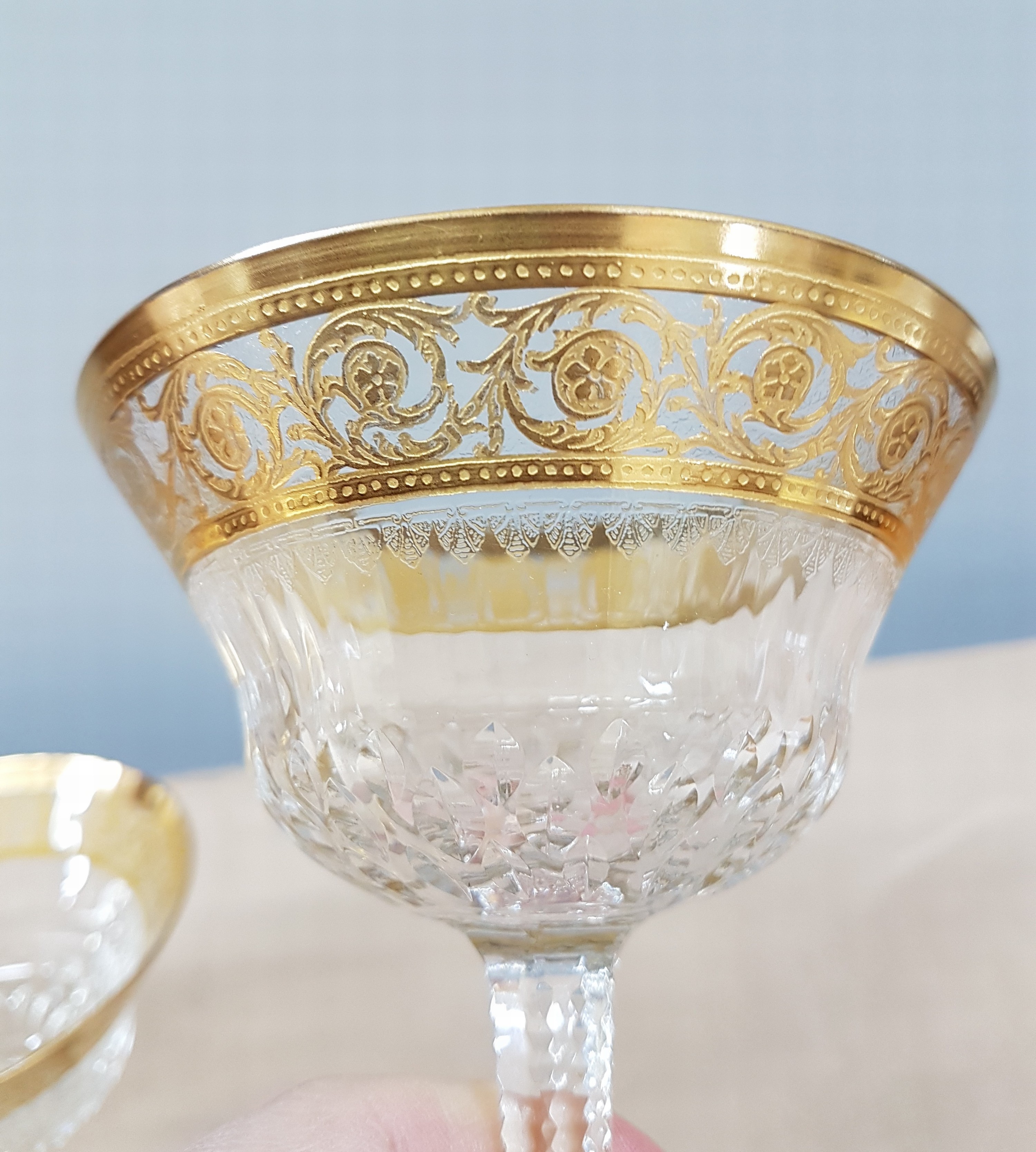 Detail o: 7 Champagnerschalen, Saint Louis, Dekor Thistle, farbloses Kristallglas, breit geätzte Goldbordüre, H. 13 cm