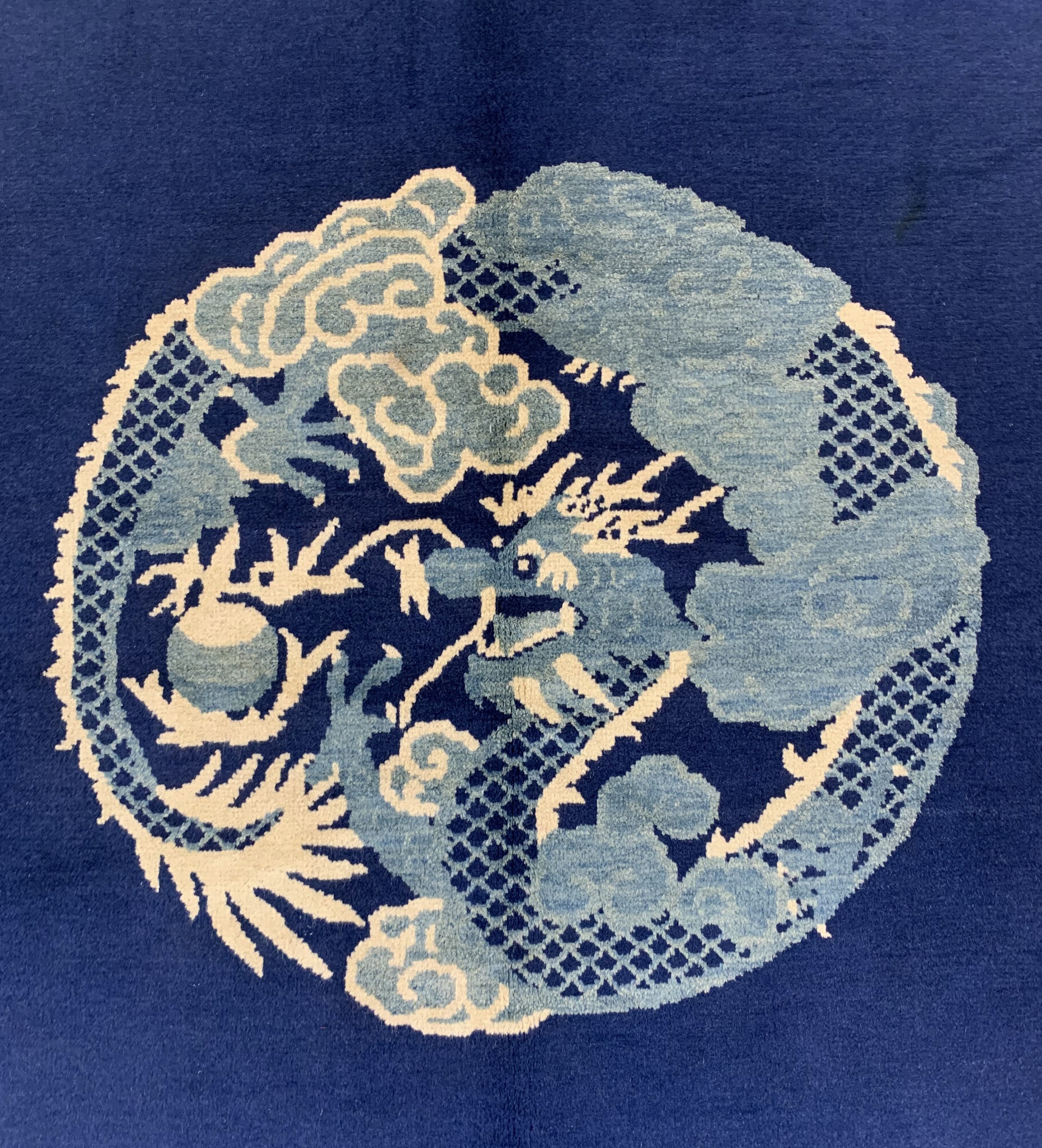 Detail c: Peking"Drachen-Teppich", China, um 1900, Wolle auf Baumwolle, ca. 190 x 190 cm, gereinigt, EHZ: 2