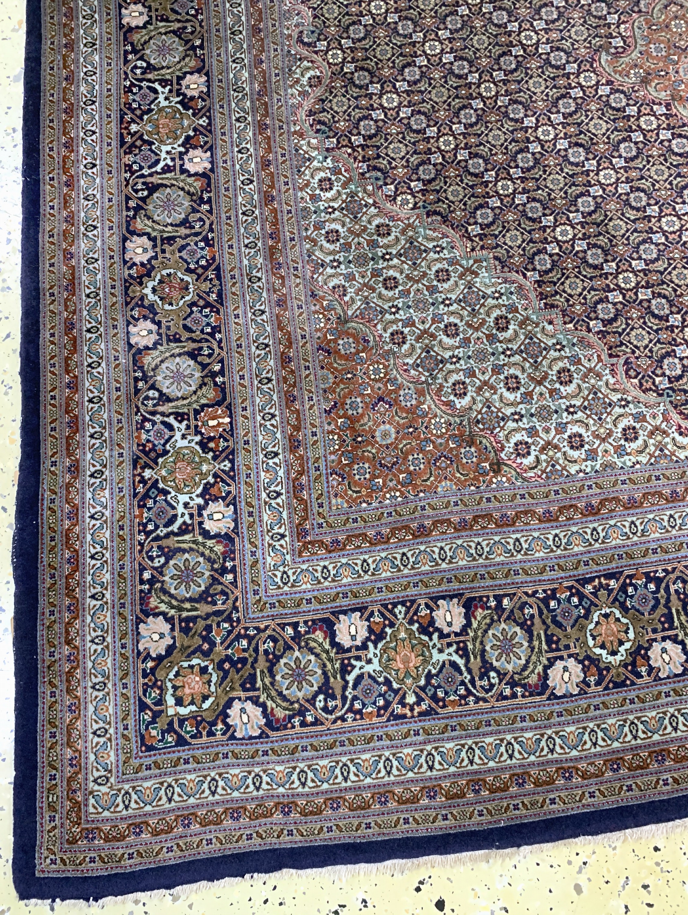 Detail b: Täbriz fein(60 Raj), Persien, Mitte 20.Jhd,Korkwolle mit Seide, ca. 280 x 170 cm, ca. 650.000 Kn/qm, Reinigungsbedürftig, EHZ: 2