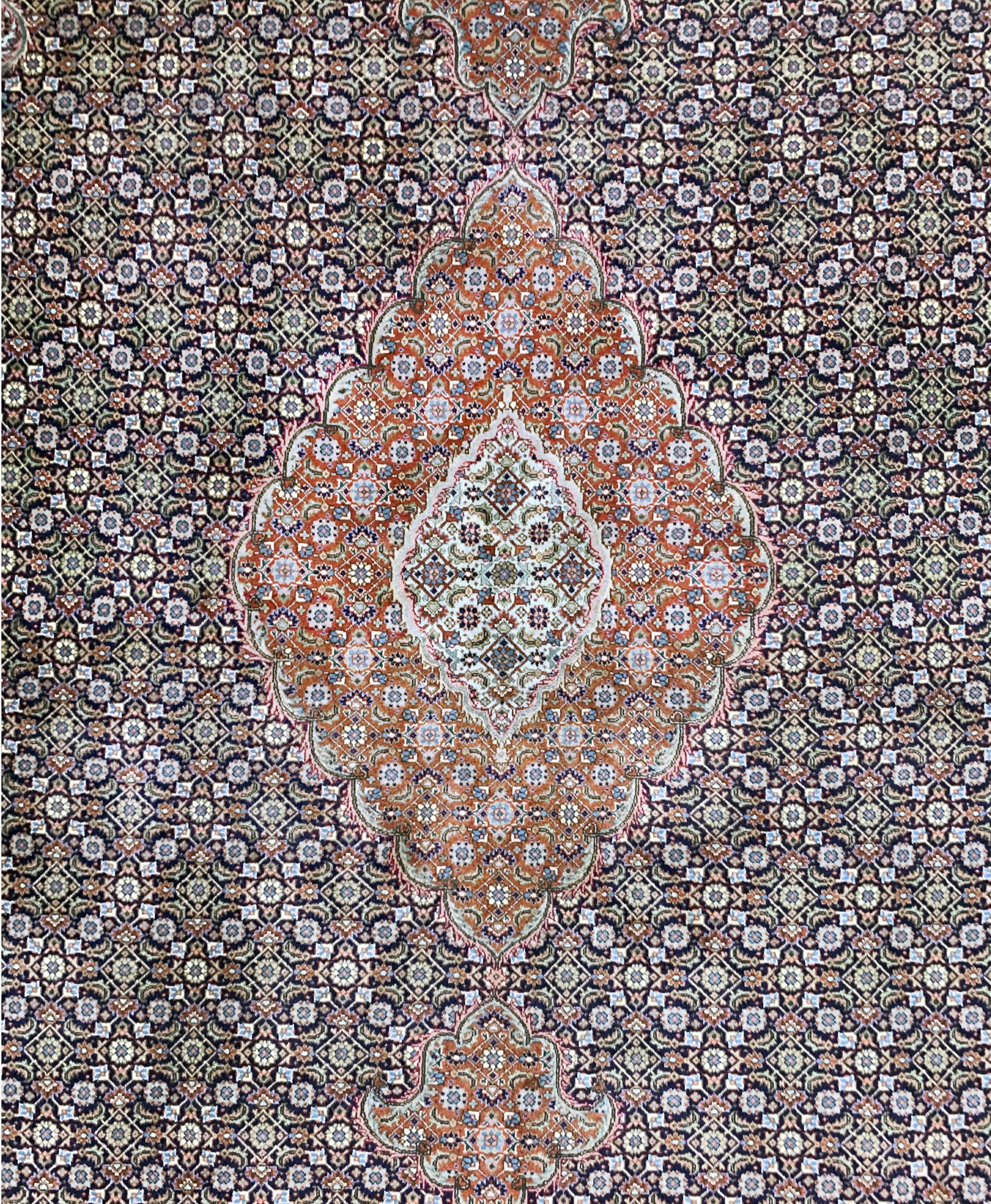 Detail c: Täbriz fein(60 Raj), Persien, Mitte 20.Jhd,Korkwolle mit Seide, ca. 280 x 170 cm, ca. 650.000 Kn/qm, Reinigungsbedürftig, EHZ: 2