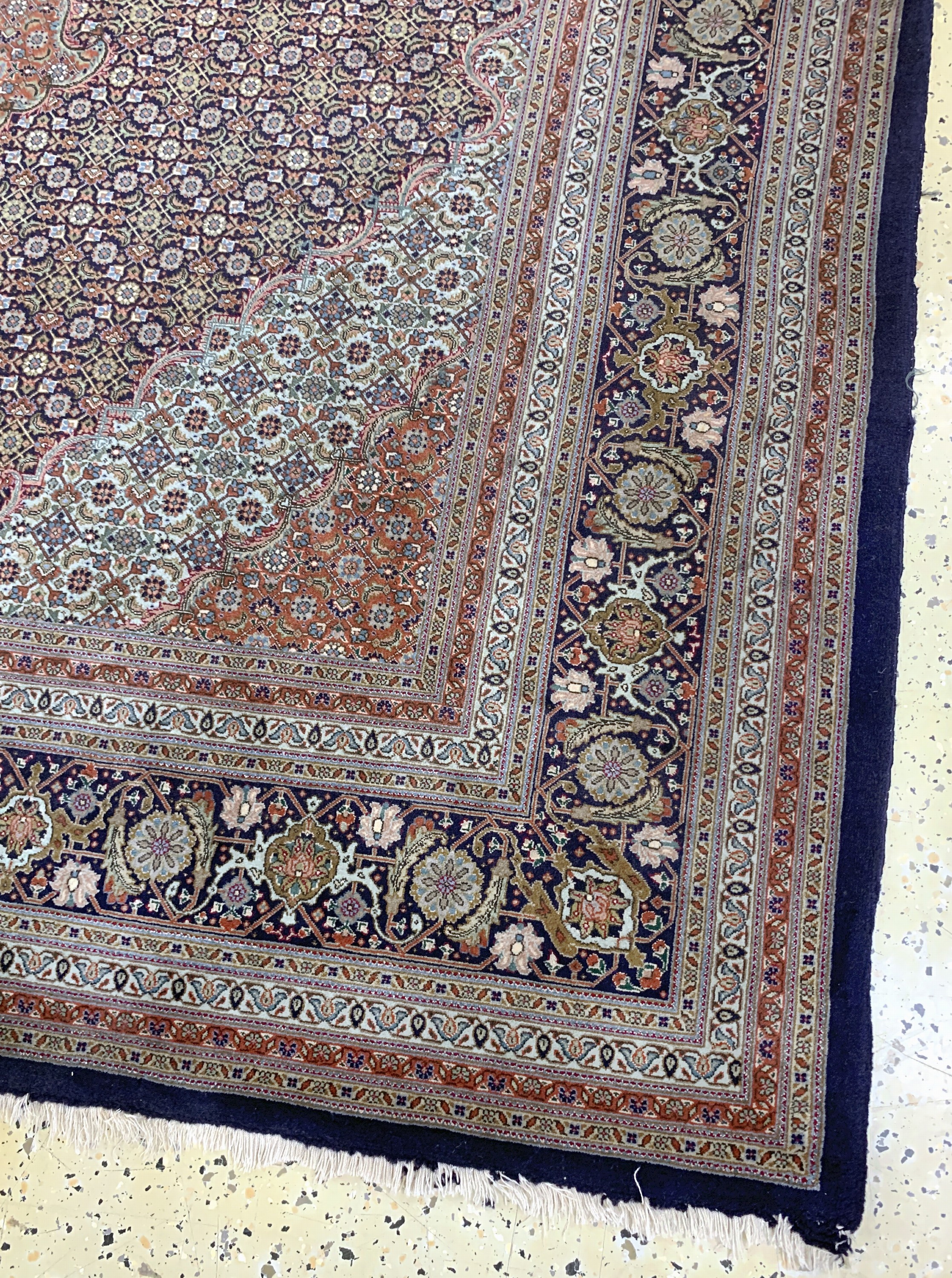 Detail d: Täbriz fein(60 Raj), Persien, Mitte 20.Jhd,Korkwolle mit Seide, ca. 280 x 170 cm, ca. 650.000 Kn/qm, Reinigungsbedürftig, EHZ: 2