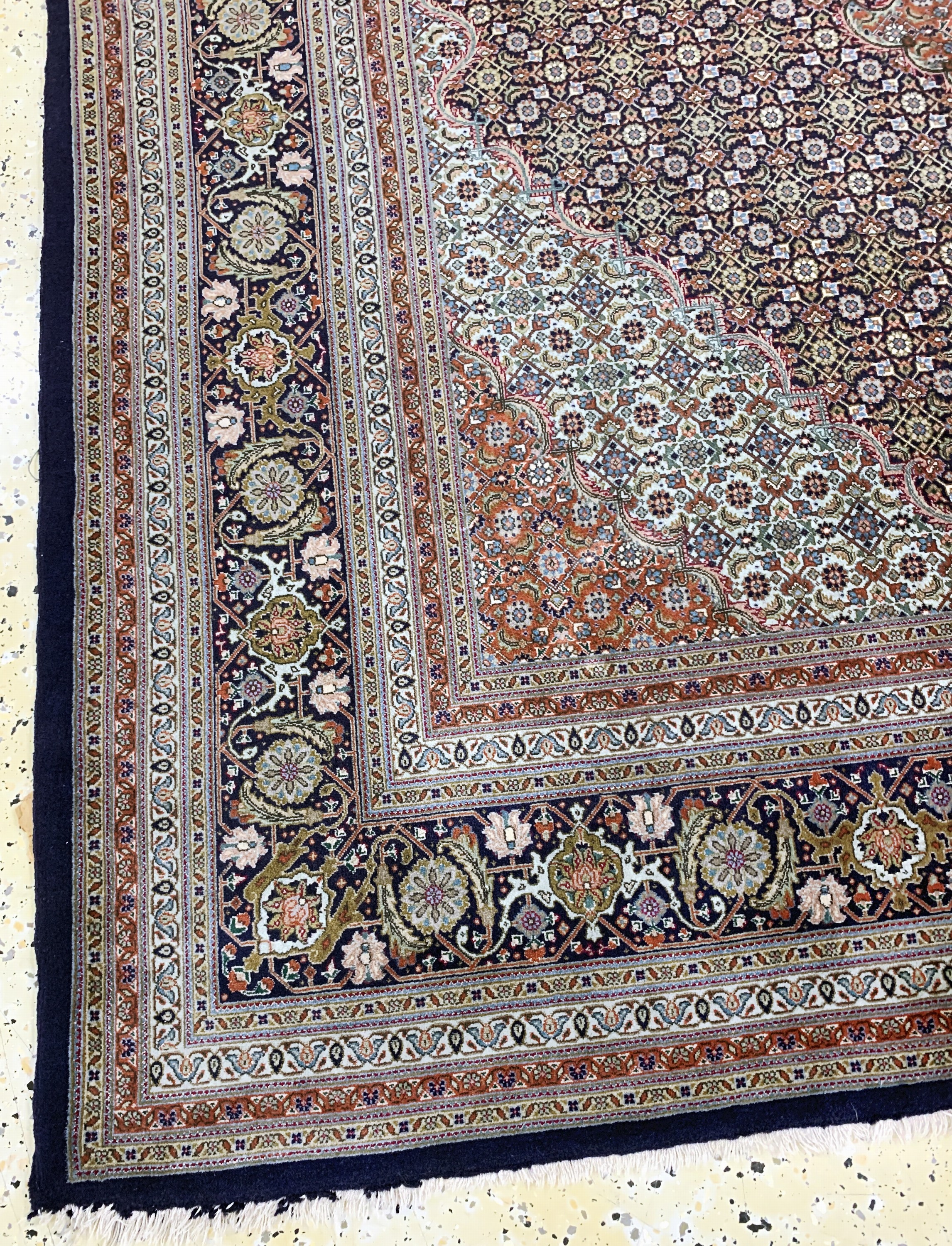 Detail e: Täbriz fein(60 Raj), Persien, Mitte 20.Jhd,Korkwolle mit Seide, ca. 280 x 170 cm, ca. 650.000 Kn/qm, Reinigungsbedürftig, EHZ: 2