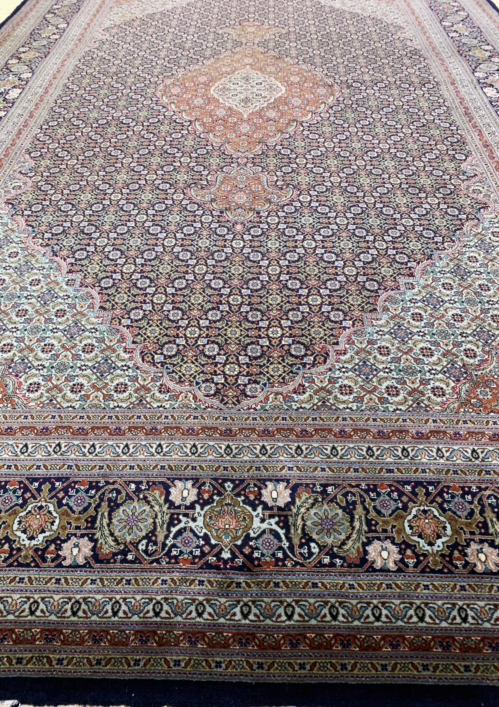 Detail f: Täbriz fein(60 Raj), Persien, Mitte 20.Jhd,Korkwolle mit Seide, ca. 280 x 170 cm, ca. 650.000 Kn/qm, Reinigungsbedürftig, EHZ: 2