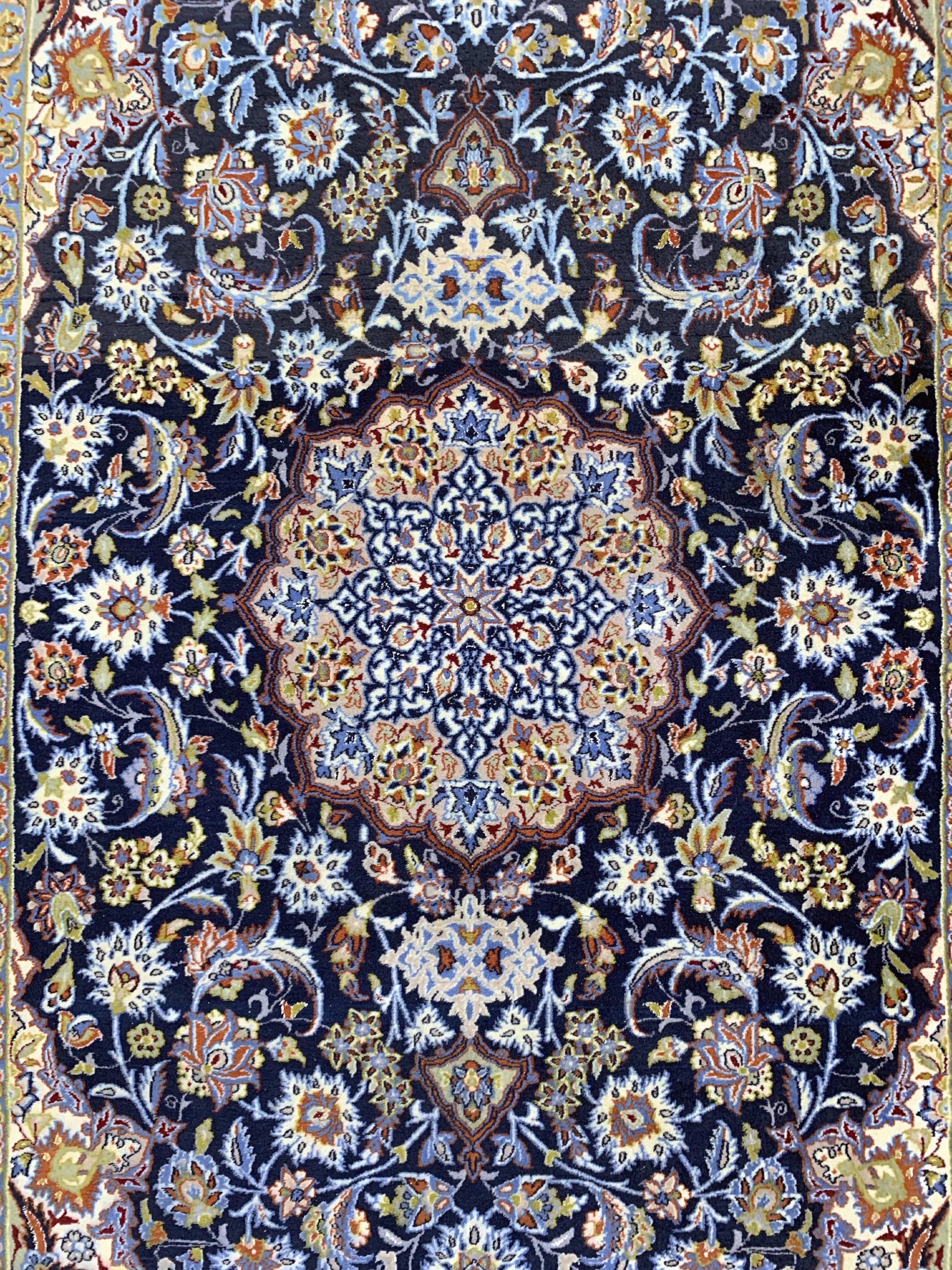 Detail b: Esfahan fein, Persien, Mitte 20.Jhd, Korkwolle auf Seide, ca. 160 x 107 cm, ca. 1,0Mio. Kn/qm, Reinigungsbedürftig, EHZ: 2