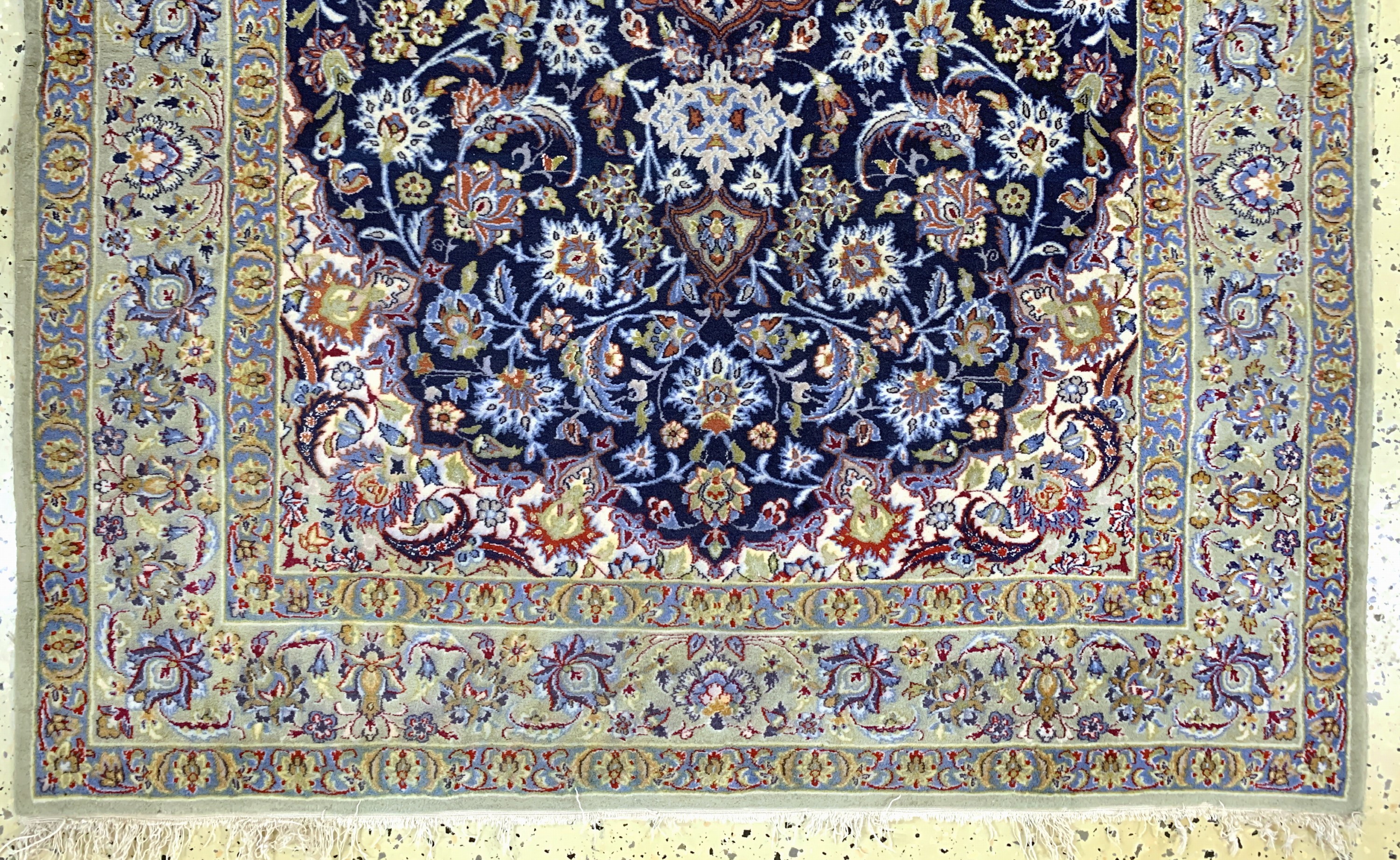 Detail c: Esfahan fein, Persien, Mitte 20.Jhd, Korkwolle auf Seide, ca. 160 x 107 cm, ca. 1,0Mio. Kn/qm, Reinigungsbedürftig, EHZ: 2