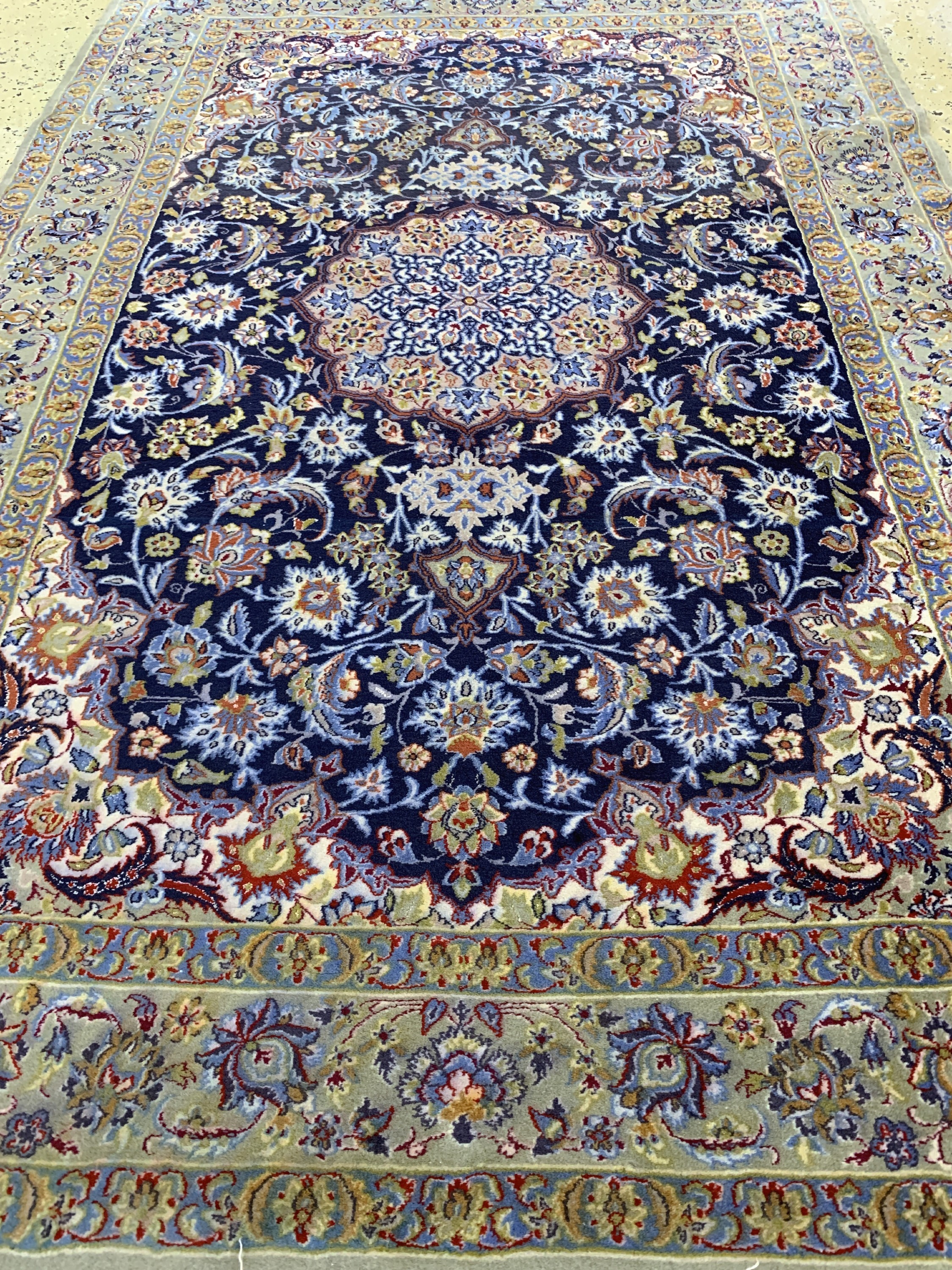 Detail d: Esfahan fein, Persien, Mitte 20.Jhd, Korkwolle auf Seide, ca. 160 x 107 cm, ca. 1,0Mio. Kn/qm, Reinigungsbedürftig, EHZ: 2