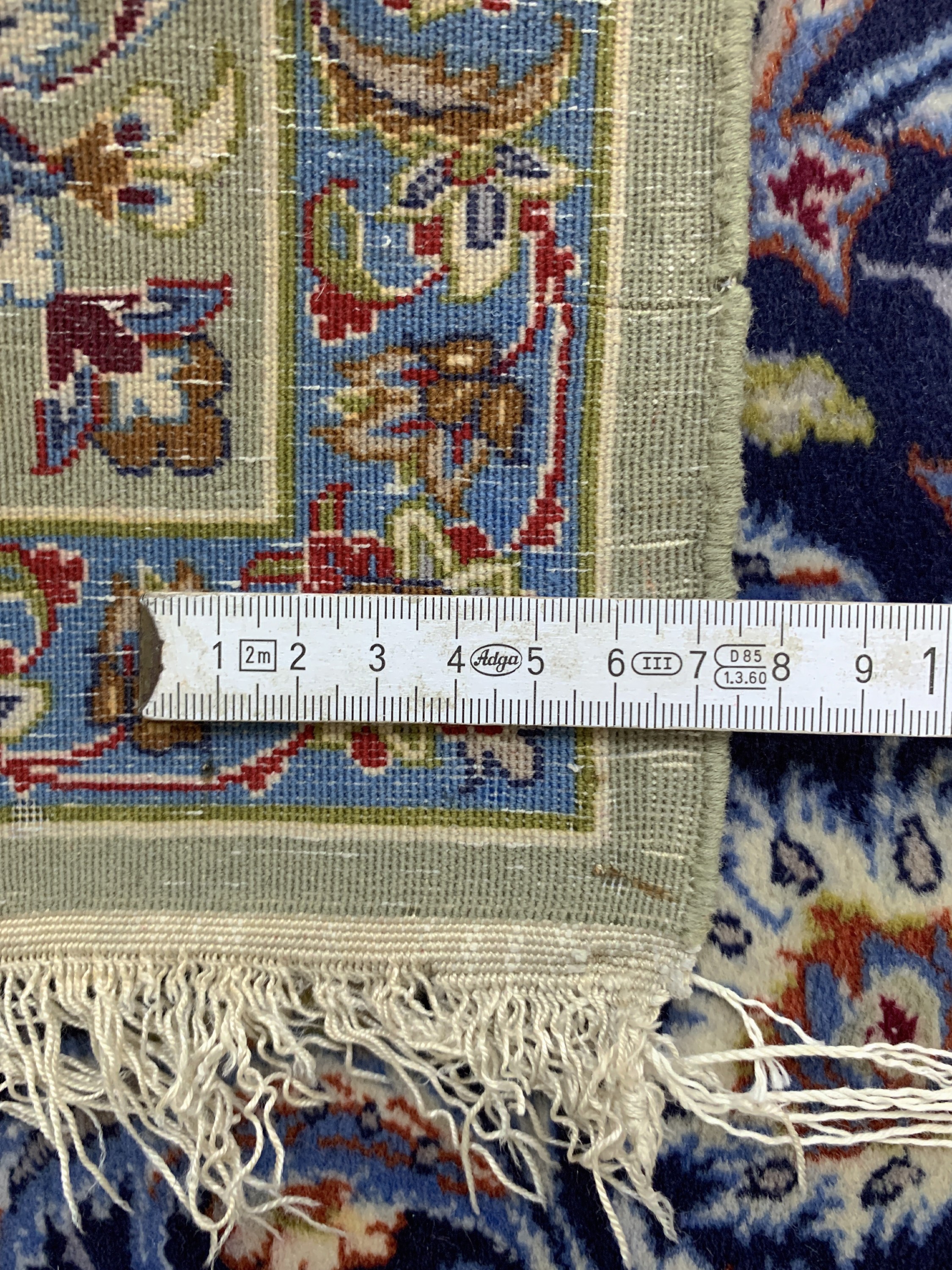 Detail e: Esfahan fein, Persien, Mitte 20.Jhd, Korkwolle auf Seide, ca. 160 x 107 cm, ca. 1,0Mio. Kn/qm, Reinigungsbedürftig, EHZ: 2