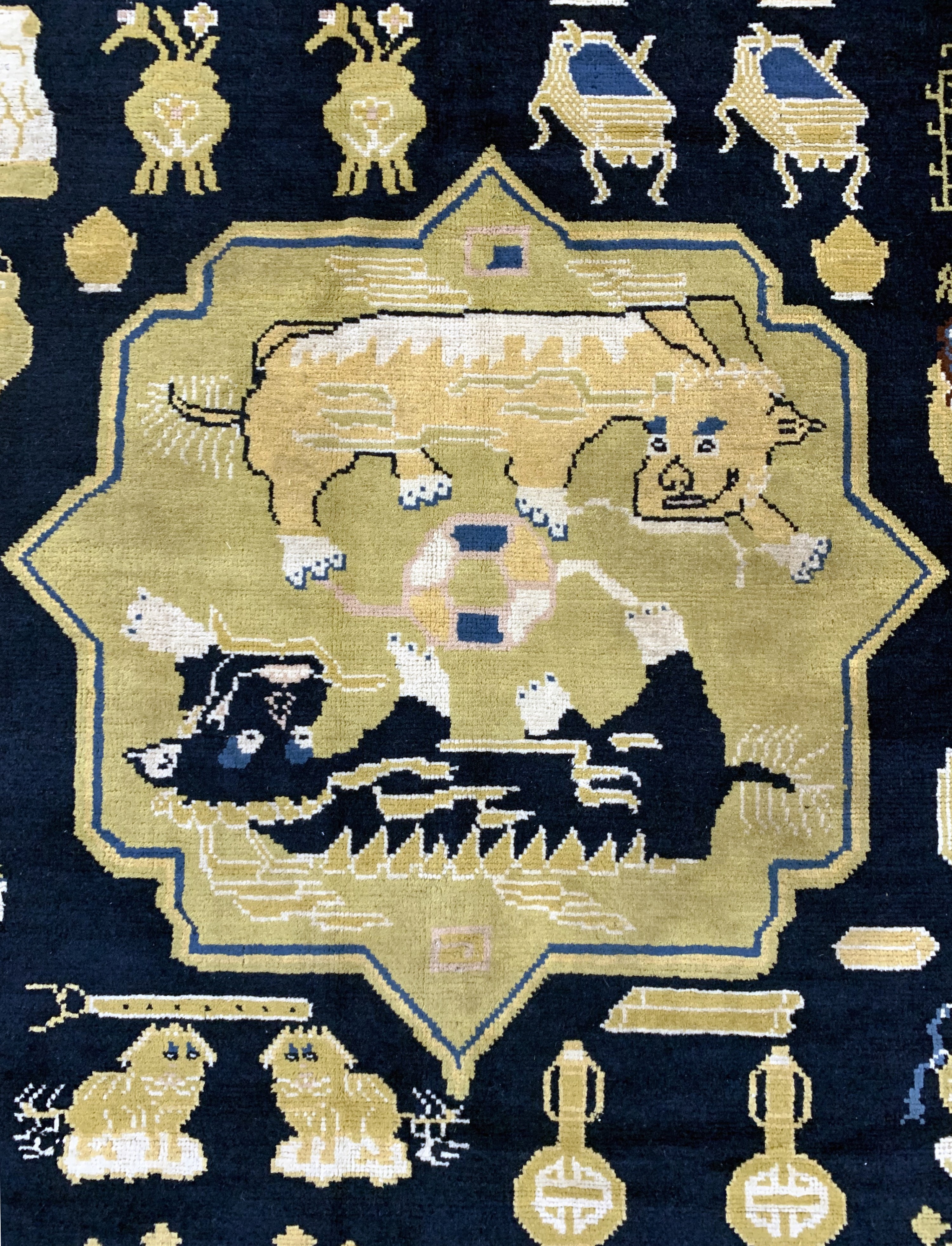 Detail c: Ning-Hsia, China, Anfang 20.Jhd, Wolle auf Baumwolle, ca. 264 x 258 cm, EHZ: 2, (fachkundig gereinigt)