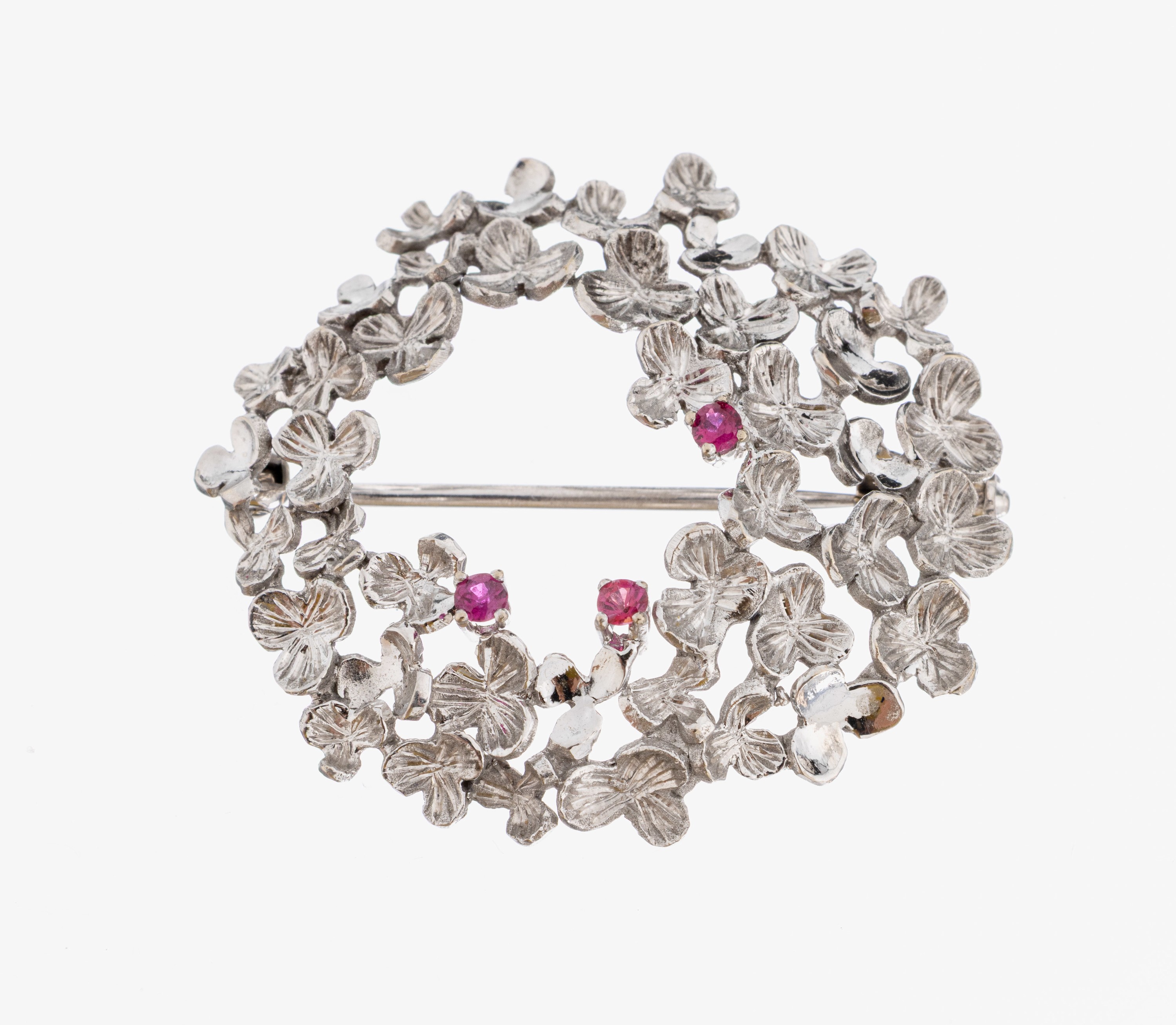 Image 27006019 - 14 kt Gold Rubin-Brosche, WG 585/000, Kranzaus kl. Blüten und Blättern, 3 kl. ...