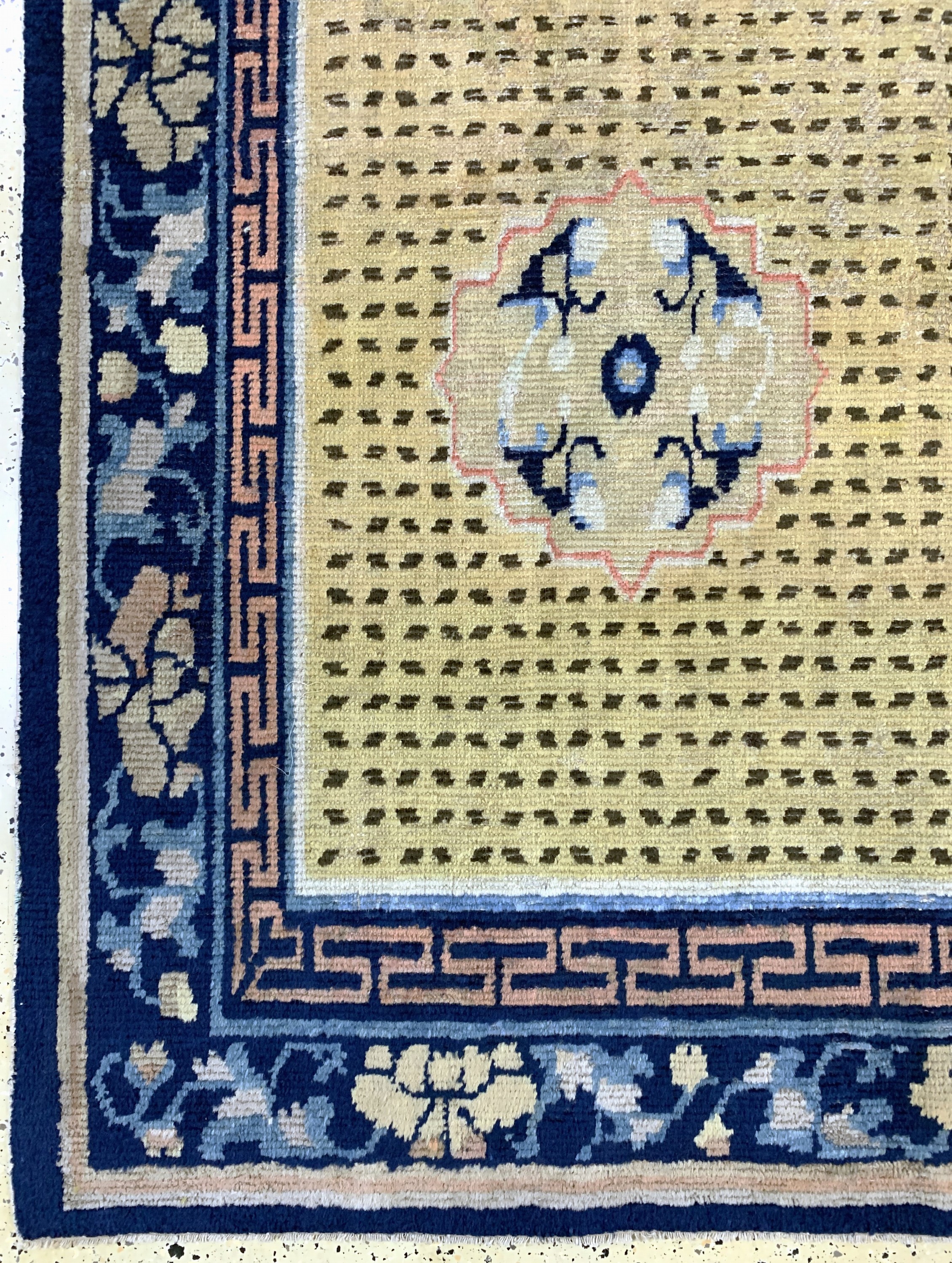 Detail b: Früher Ning-Hsia, China, 18.Jhd, Wolle auf Baumwolle, ca. 409 x 181 cm, EHZ: 2, (kleine Restaurierungen)