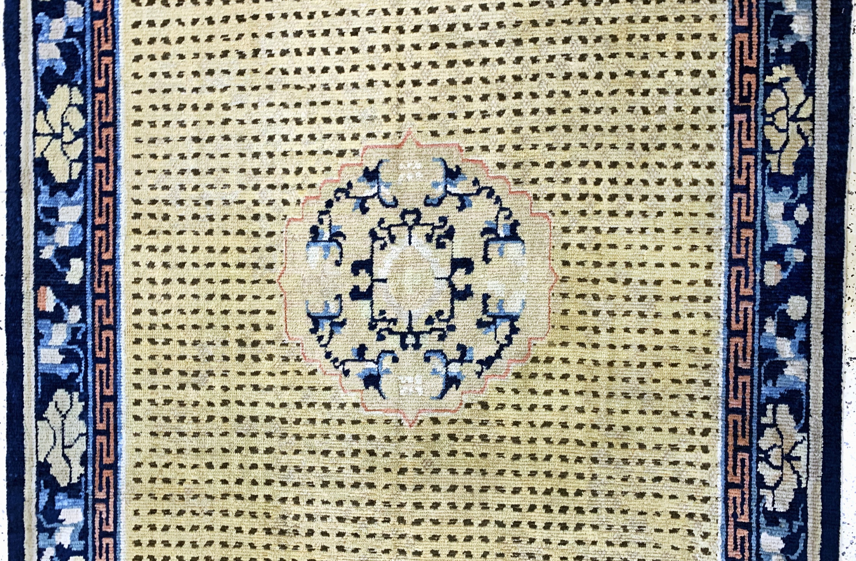Detail c: Früher Ning-Hsia, China, 18.Jhd, Wolle auf Baumwolle, ca. 409 x 181 cm, EHZ: 2, (kleine Restaurierungen)