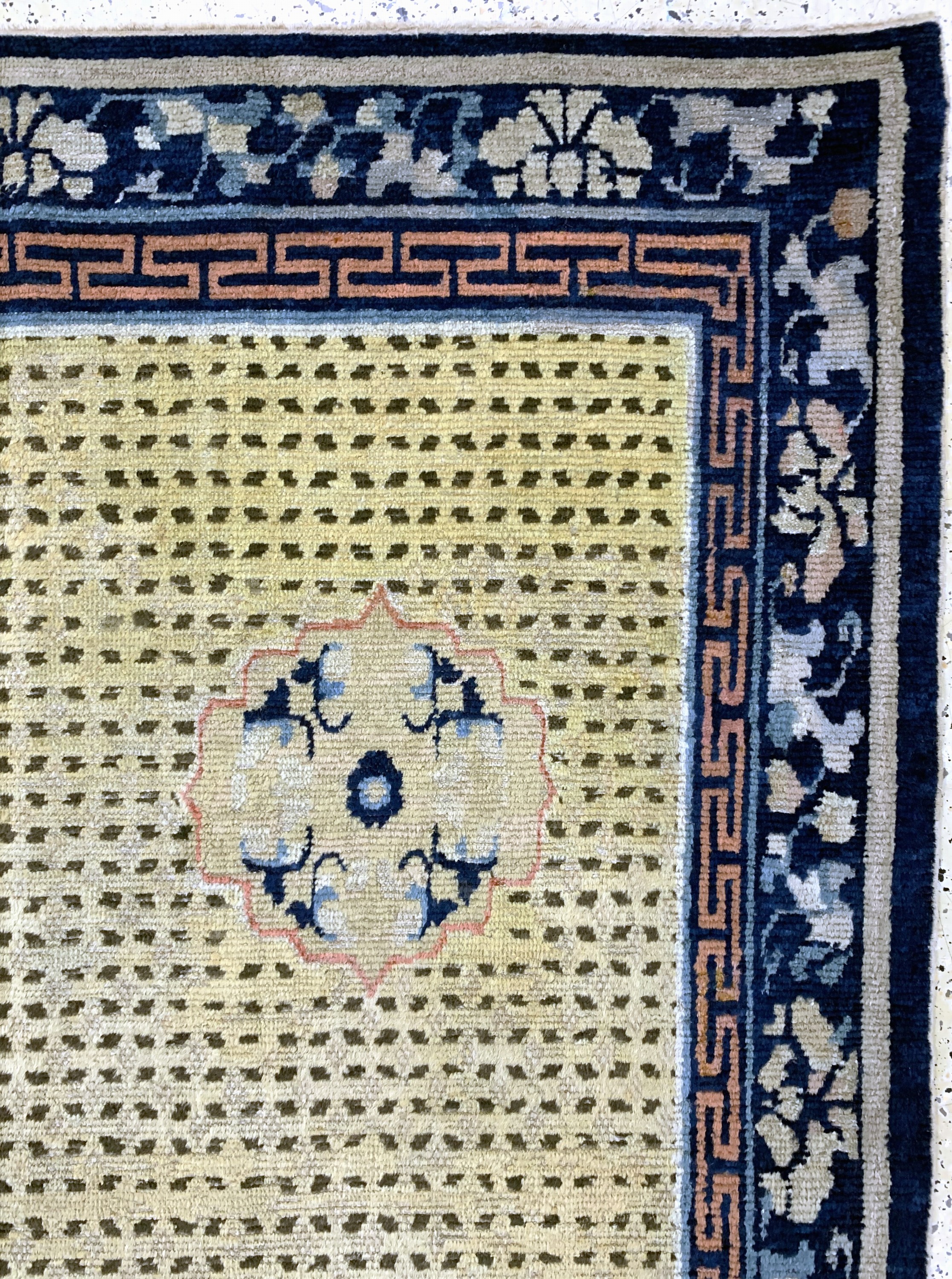 Detail e: Früher Ning-Hsia, China, 18.Jhd, Wolle auf Baumwolle, ca. 409 x 181 cm, EHZ: 2, (kleine Restaurierungen)