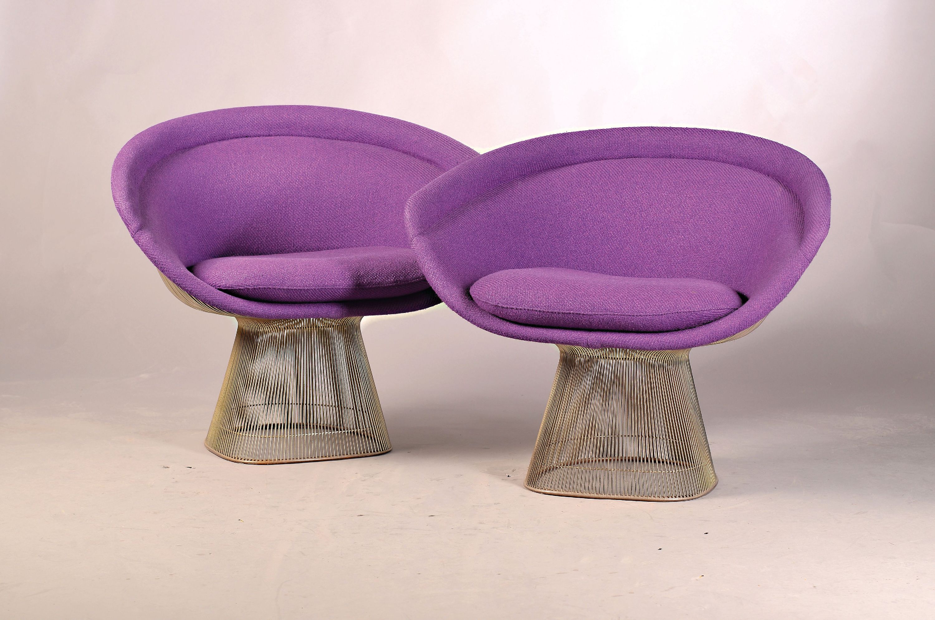 Detail a: Paar Armlehnstühle, Entw. Warren Platner (1919-2006), Ausführung wohl Knoll International, nach 1966, vernickelte Stahlrohr-Konstruktion, ...