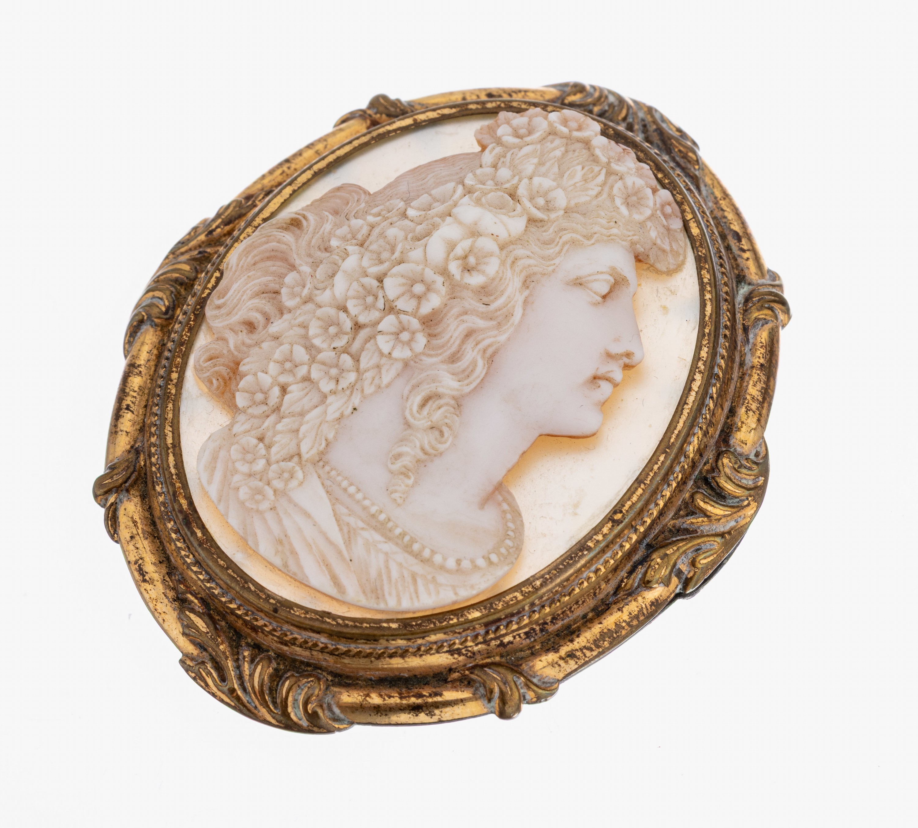 Kamee-Brosche, um 1900, Metall verg., Muschelkamee, Darstellung einer jungen Dame im Profil, auf Perlmuttgrund, Rahmung mit Akanthusblatt, ca. 6 x 5 ...
