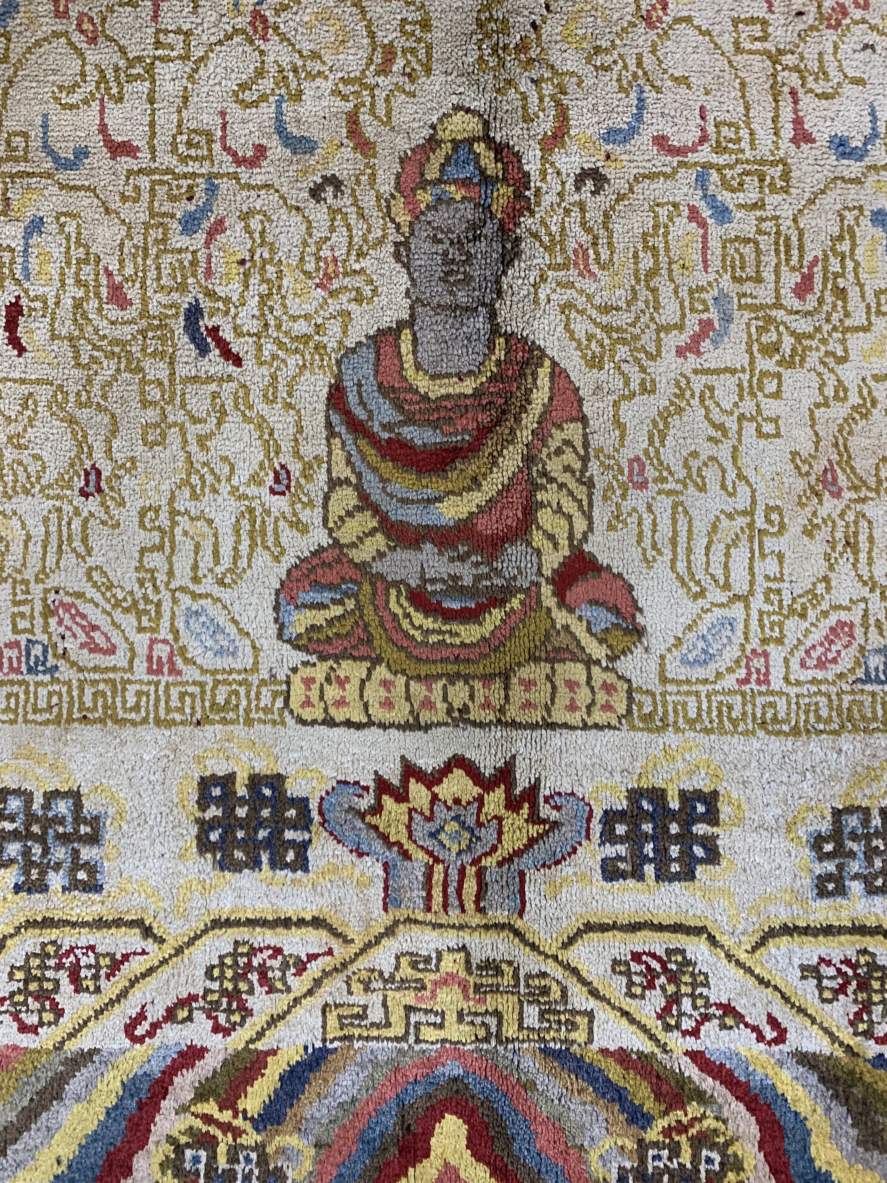 Detail c: Seltener Seiden Khotan antik, Ost Turkestan, um 1900, Naturseide auf Baumwolle, ca. 245 x 150 cm, EHZ: 1-2, Buddah in Meditationshaltung