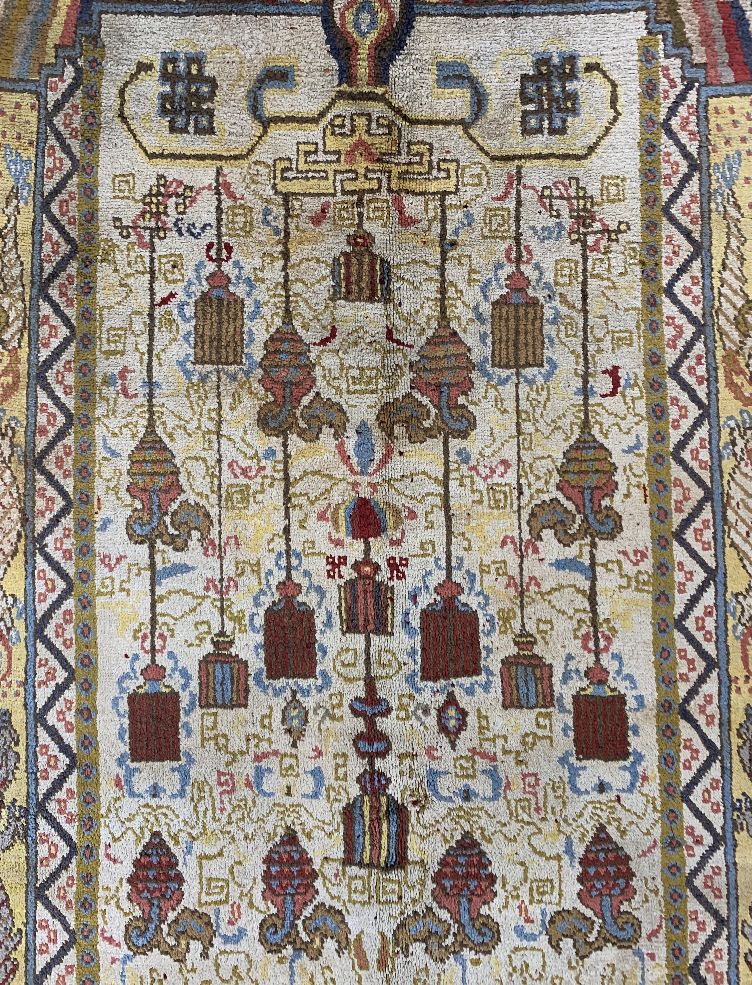 Detail d: Seltener Seiden Khotan antik, Ost Turkestan, um 1900, Naturseide auf Baumwolle, ca. 245 x 150 cm, EHZ: 1-2, Buddah in Meditationshaltung