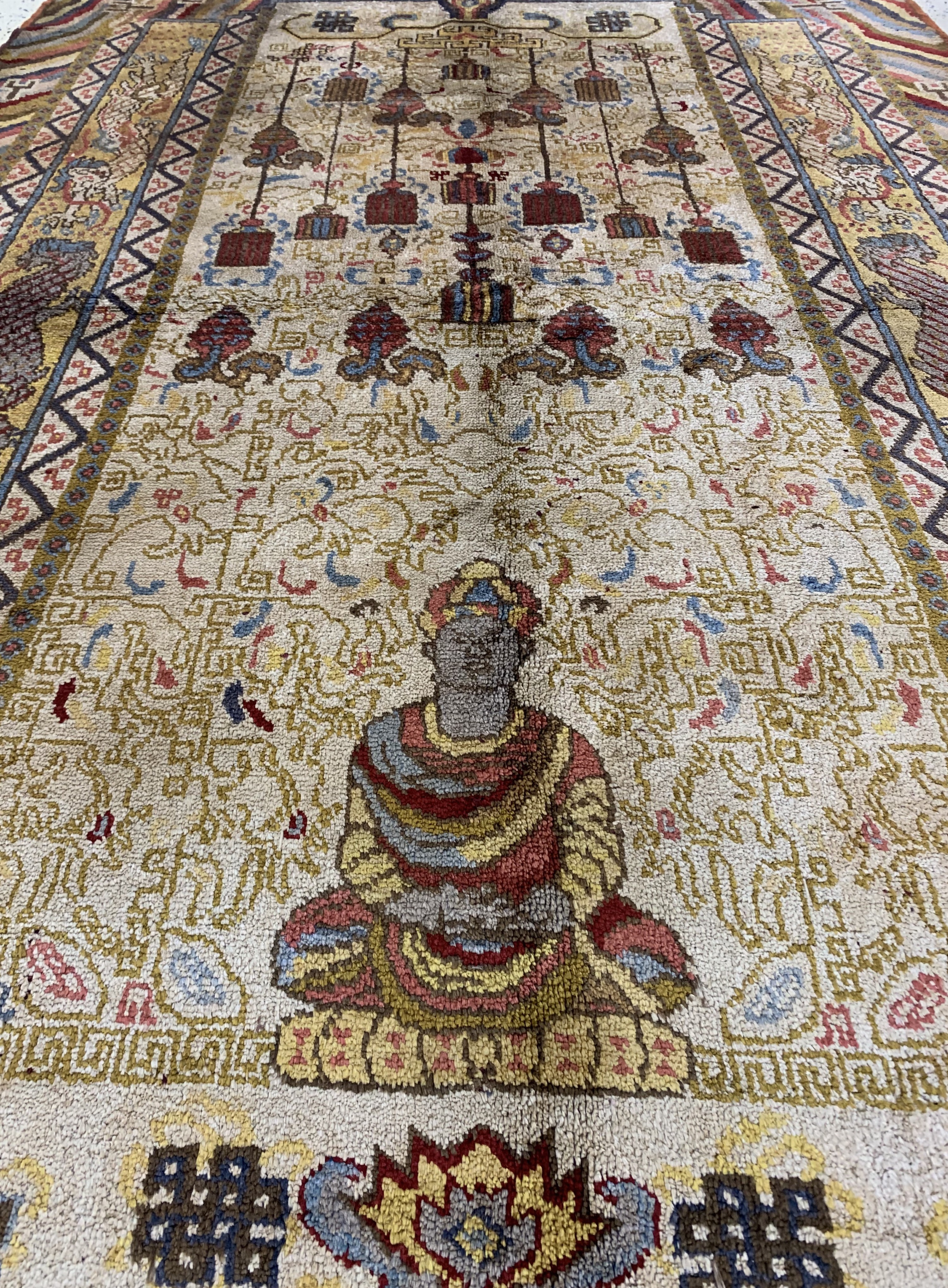 Detail h: Seltener Seiden Khotan antik, Ost Turkestan, um 1900, Naturseide auf Baumwolle, ca. 245 x 150 cm, EHZ: 1-2, Buddah in Meditationshaltung