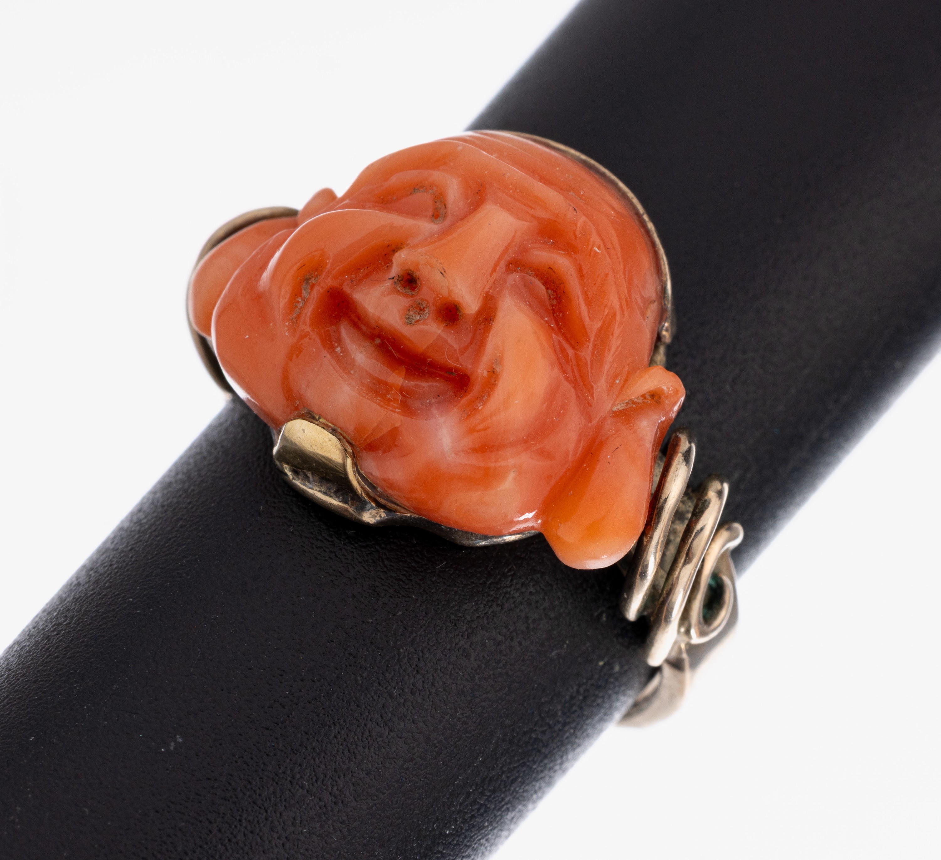 14 kt Gold Korallen-Ring, GG 585/000 gepr.,Ringkopf mit Korallen-Schnitzerei, Darstellungeines Buddha-Kopfes, Ringschultern mit Golddrähten, RW 59, ...