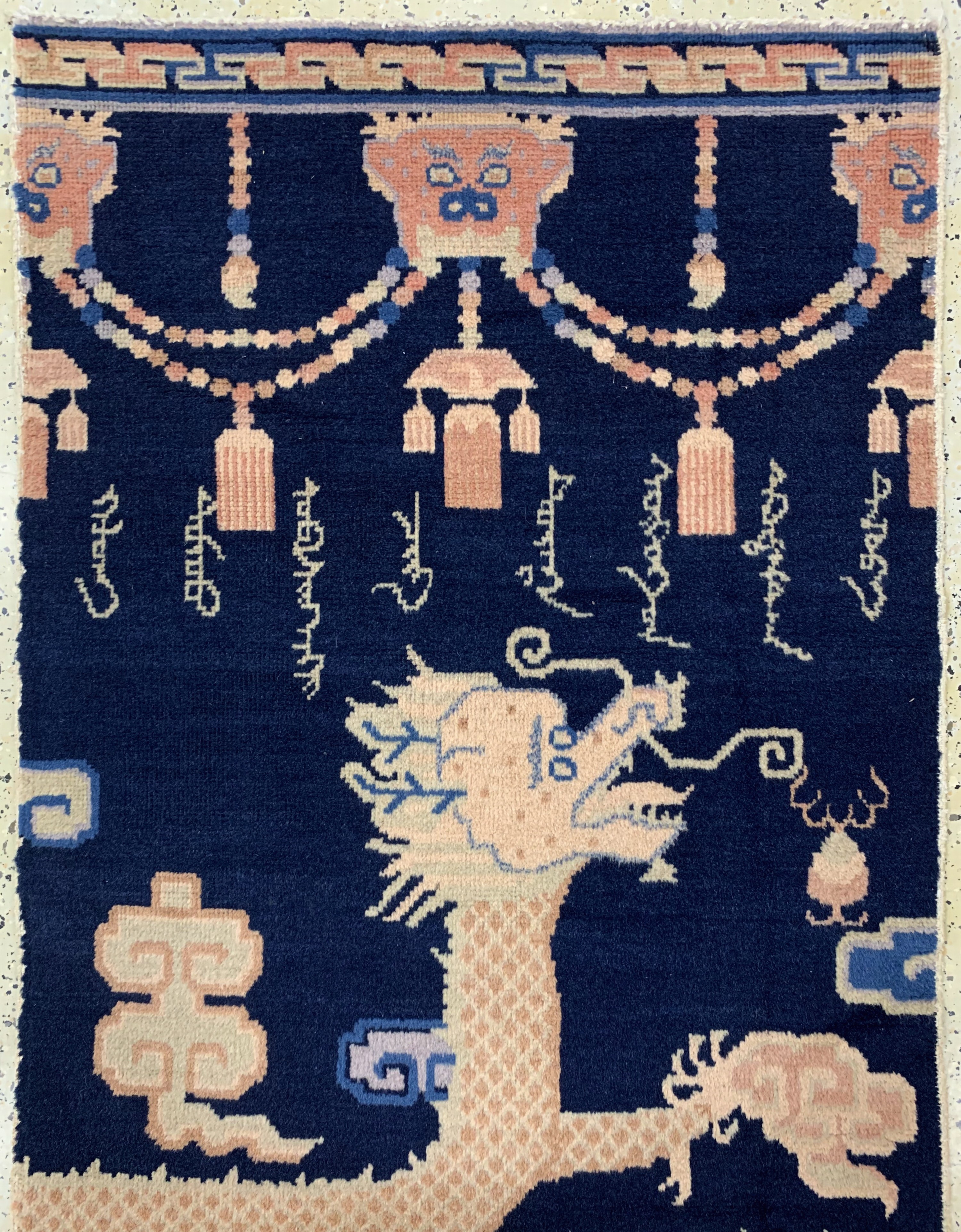 Detail a: Ning-Hsia"Drachen-Säulenteppich, signiert mit Tibetische/mongolischen Schriftzeichen(Heilige Silben und Segensworte zum Schutz, für ...