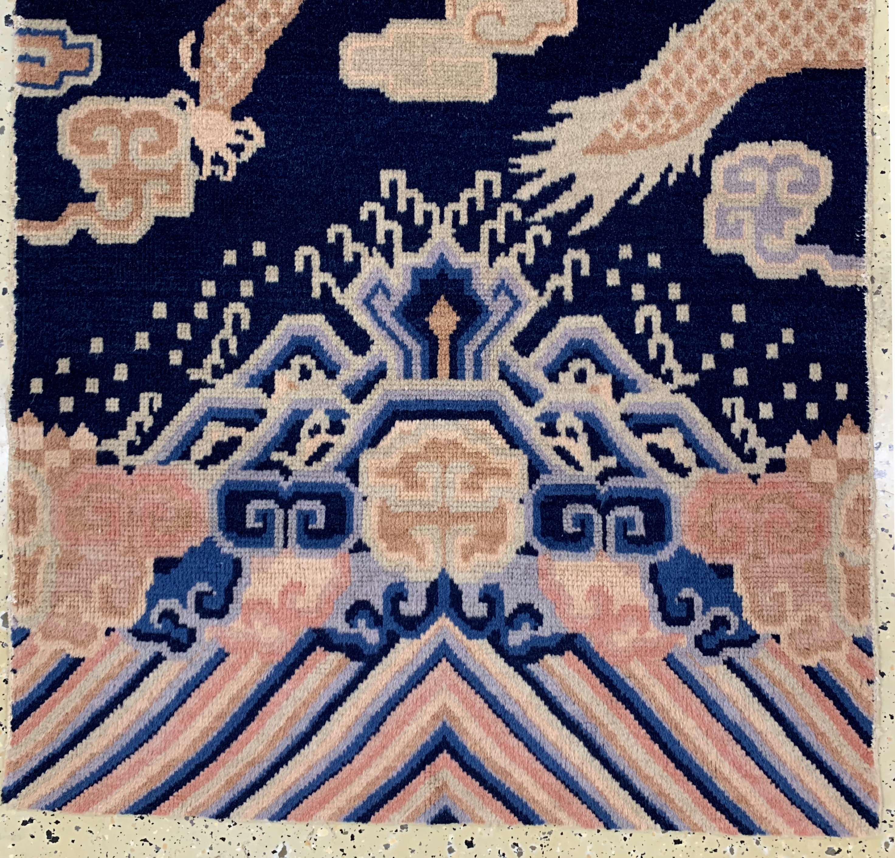 Detail c: Ning-Hsia"Drachen-Säulenteppich, signiert mit Tibetische/mongolischen Schriftzeichen(Heilige Silben und Segensworte zum Schutz, für ...