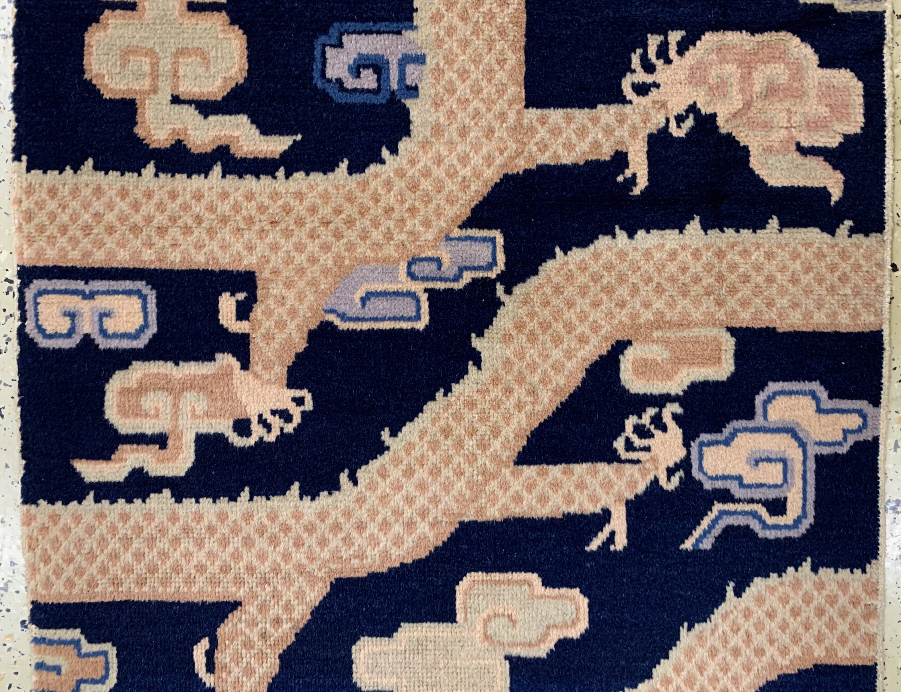 Detail d: Ning-Hsia"Drachen-Säulenteppich, signiert mit Tibetische/mongolischen Schriftzeichen(Heilige Silben und Segensworte zum Schutz, für ...