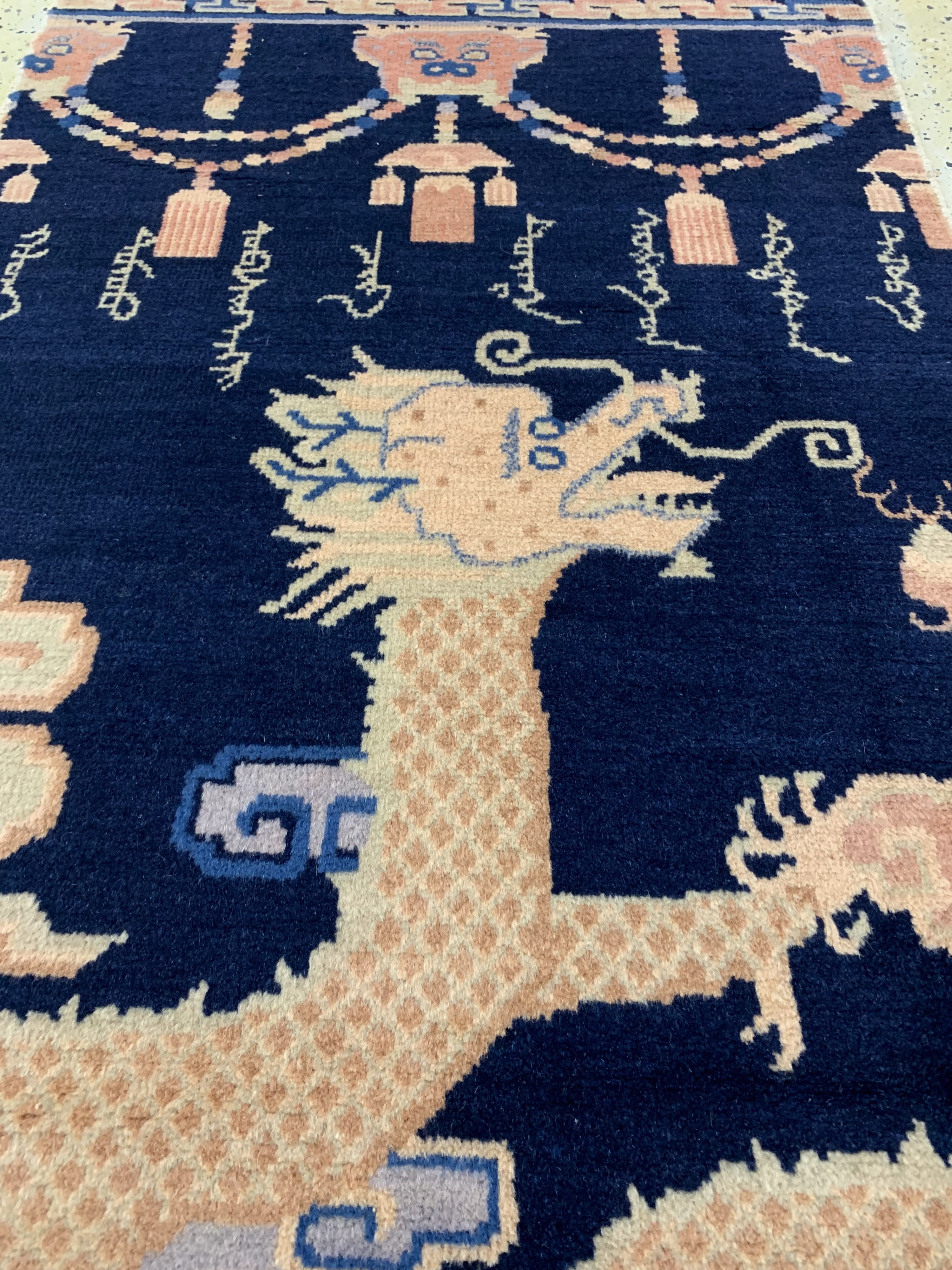 Detail e: Ning-Hsia"Drachen-Säulenteppich, signiert mit Tibetische/mongolischen Schriftzeichen(Heilige Silben und Segensworte zum Schutz, für ...