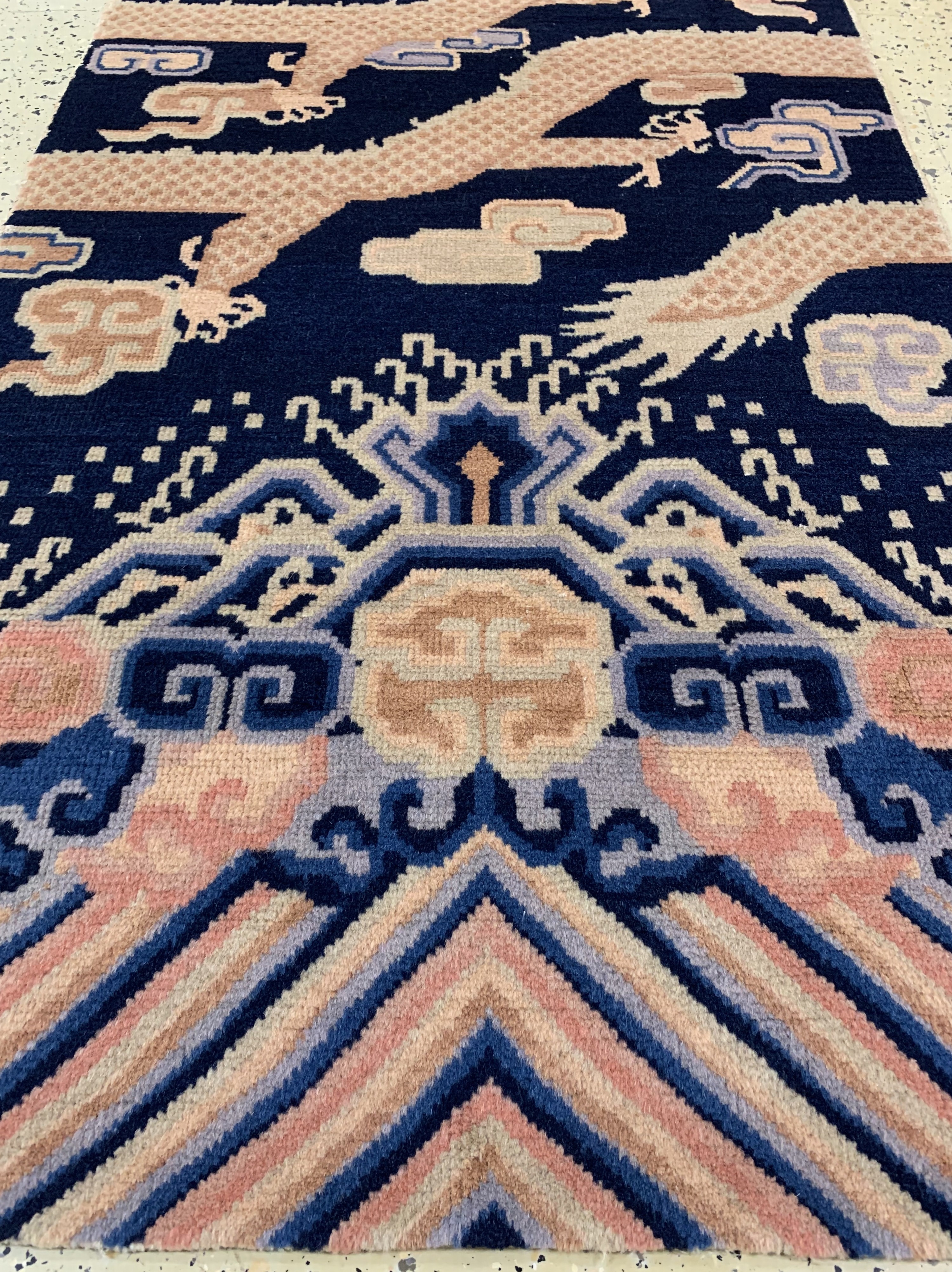 Detail f: Ning-Hsia"Drachen-Säulenteppich, signiert mit Tibetische/mongolischen Schriftzeichen(Heilige Silben und Segensworte zum Schutz, für ...