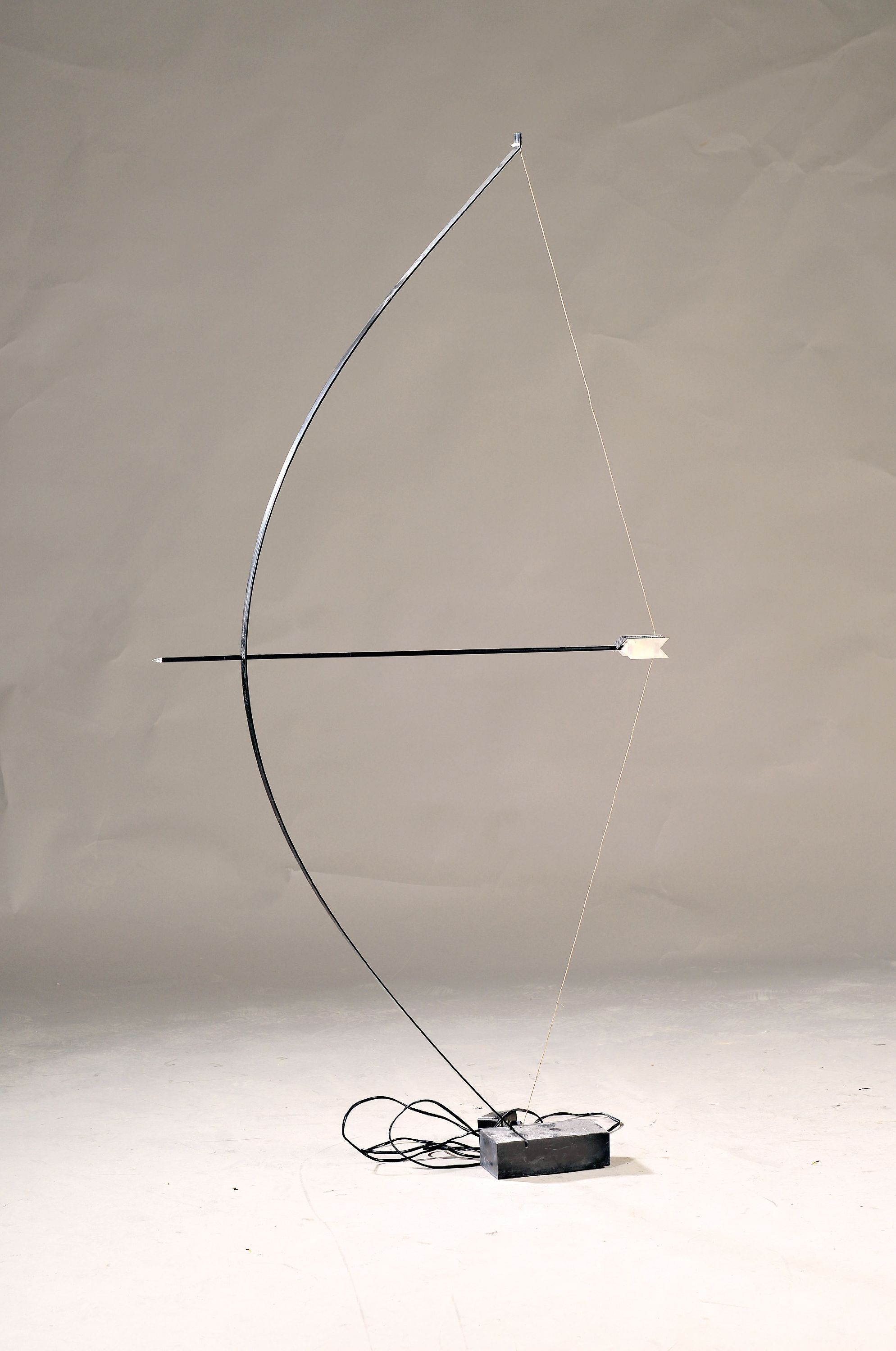 Image 27006127 - Bogenleuchte in Form von Pfeil und Bogen, 1970/80er-Jahre, Pfeilspitze und ´Befederung´ ...