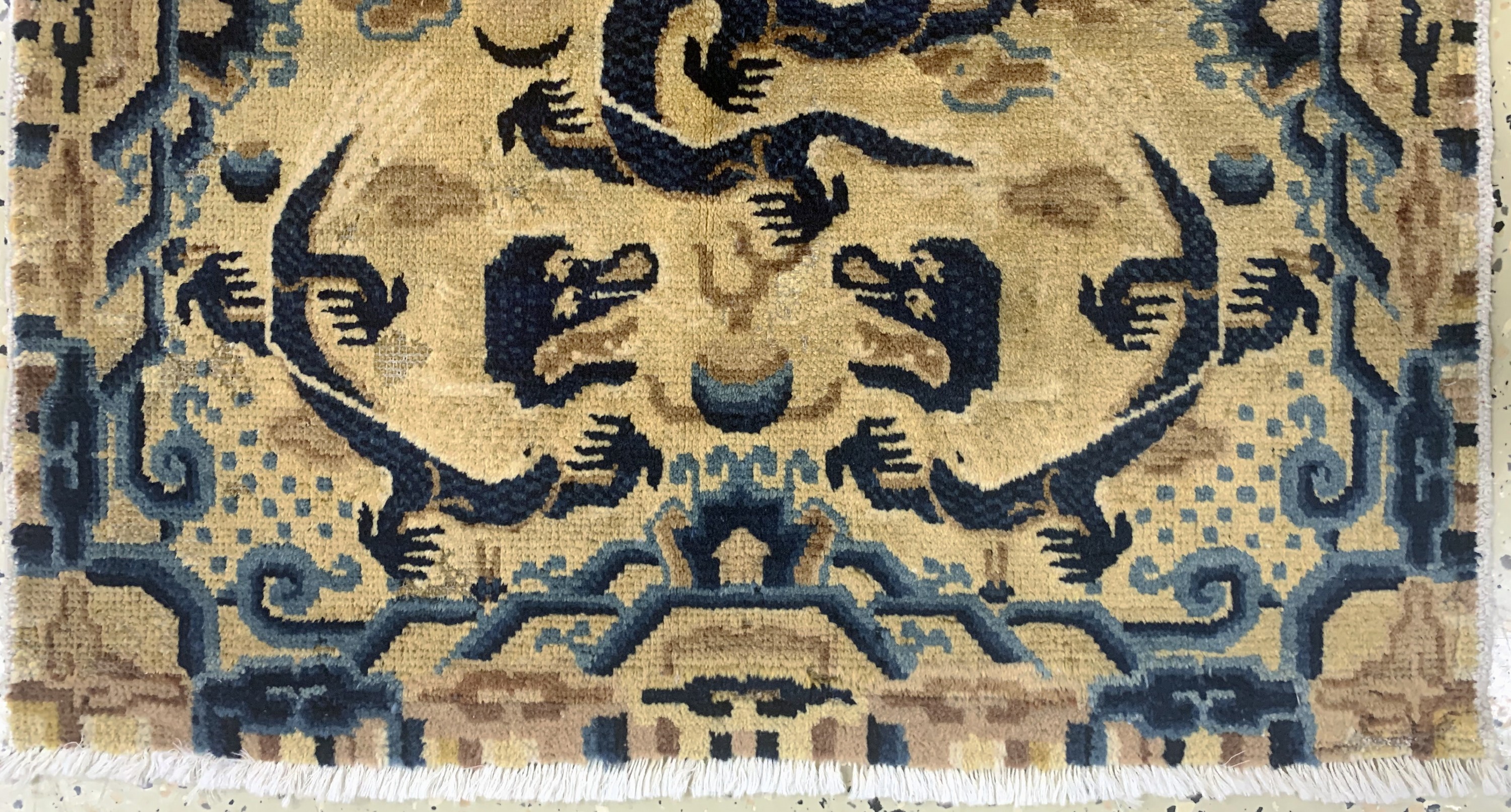 Detail b: Ning-Hsia"Thronsitzteppich", antik, China, 19.Jhd, Wolle auf Baumwolle, ca. 72 x 71 cm, EHZ: 2, (minimal restauriert)