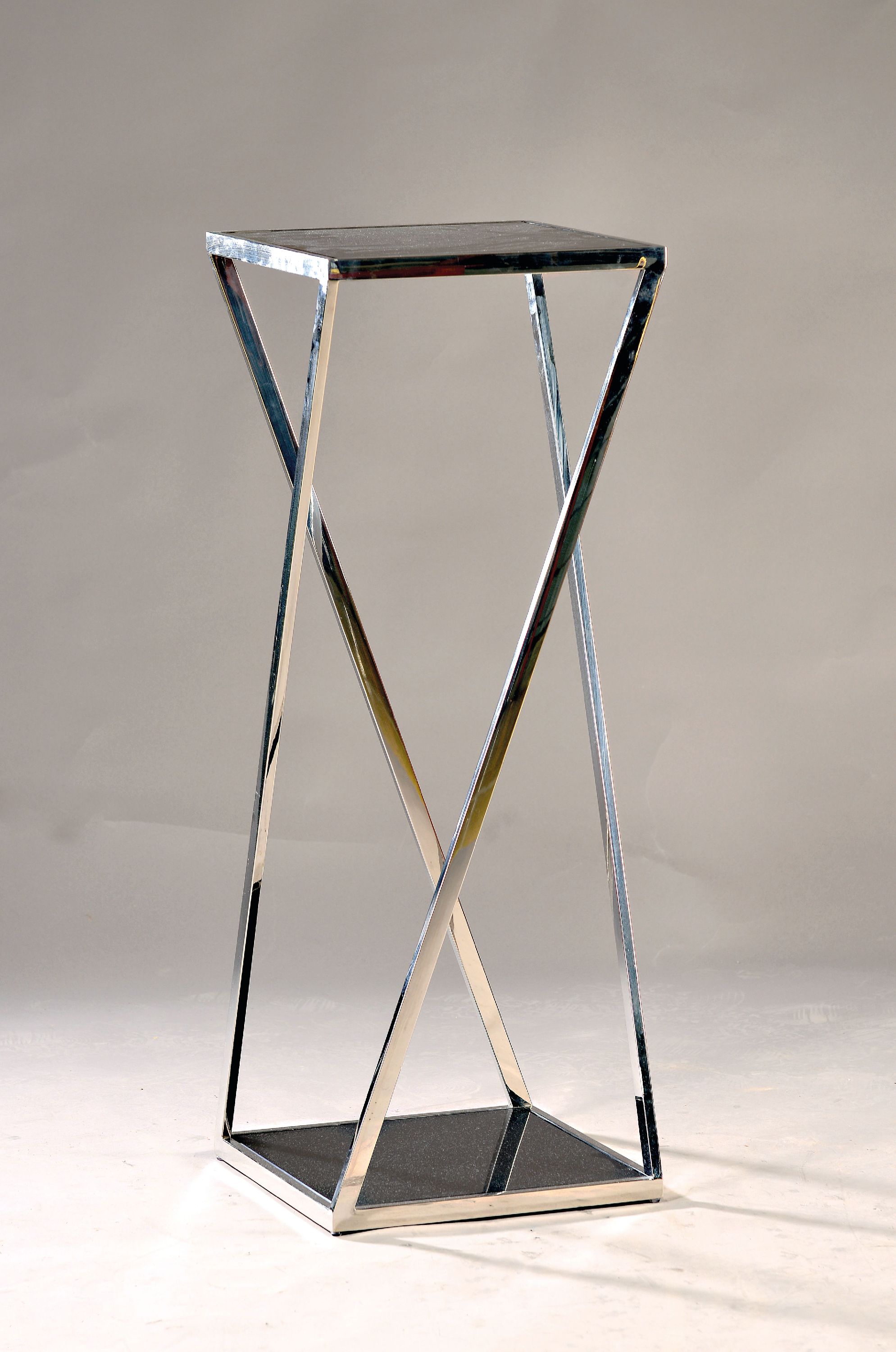 Detail a: Ziersäule bzw. Beistelltisch, Casa Padrino, geometrisches Edelstahlgestell poliert, Boden-und Kopfplatte aus schwarzem Glas, 110x41x41 cm