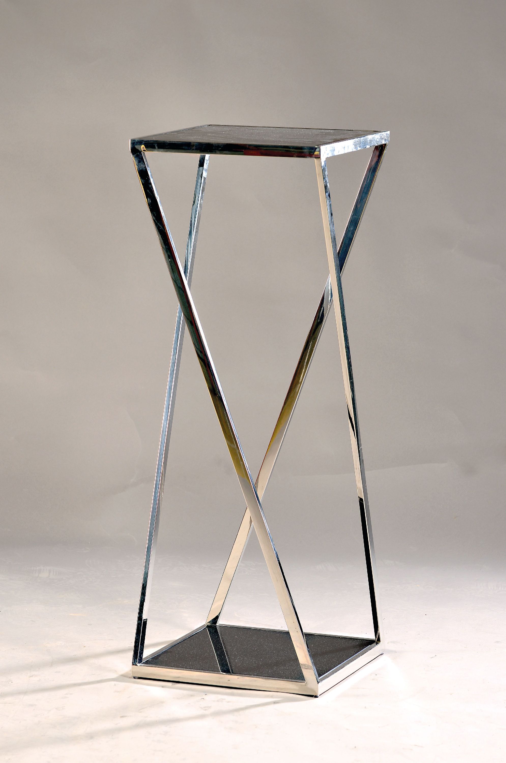 Detail a: Ziersäule bzw. Beistelltisch, Casa Padrino, geometrisches Edelstahlgestell poliert, Boden-und Kopfplatte aus schwarzem Glas, 110x41x41 cm