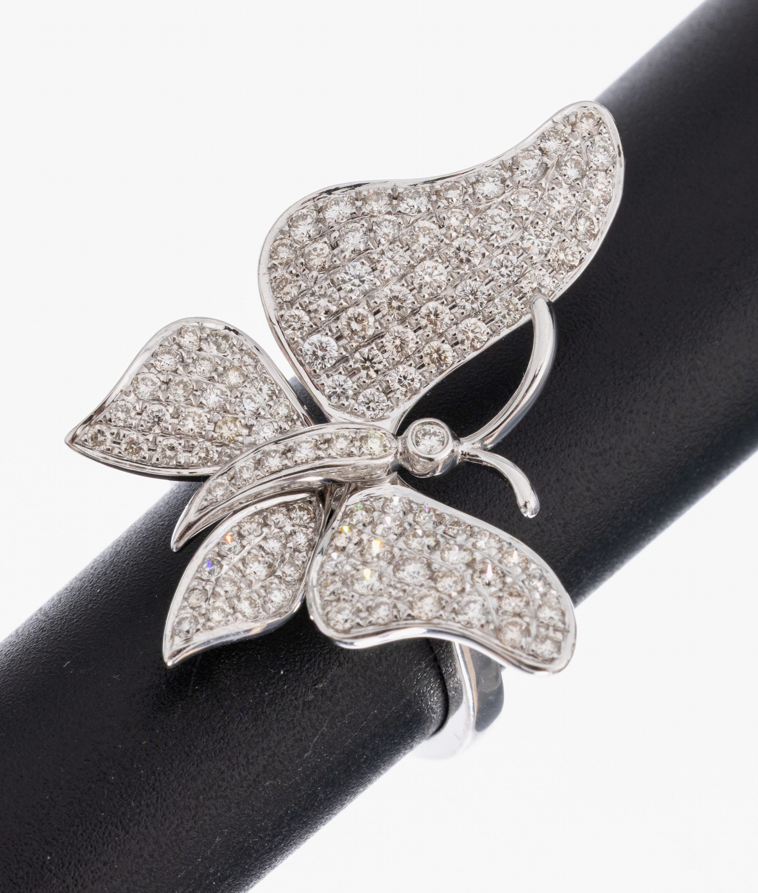 18 kt Gold Brillant-Ring, WG 750/000, Ringkopf in Form eines Schmetterlings, 105 Brillanten zus. ca. 1.64 ct (grav.) Weiß-l.get.Weiß/si, RW 54, ...