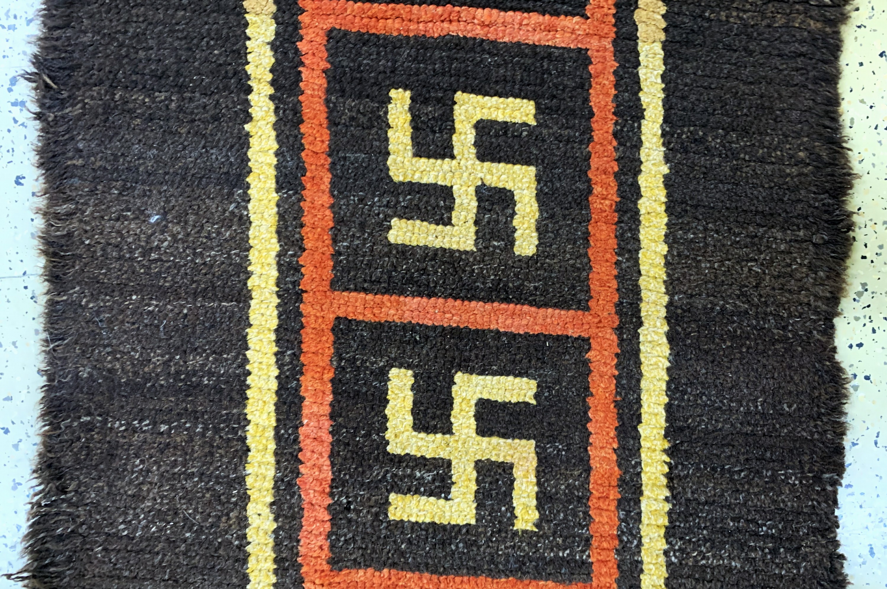 Detail b: Swastika"Wangden Drumtze"Tibet, Meditationsteppich, antik, 19.Jhd, Wolle auf Wolle, ca. 170 x 80 cm, EHZ: 2